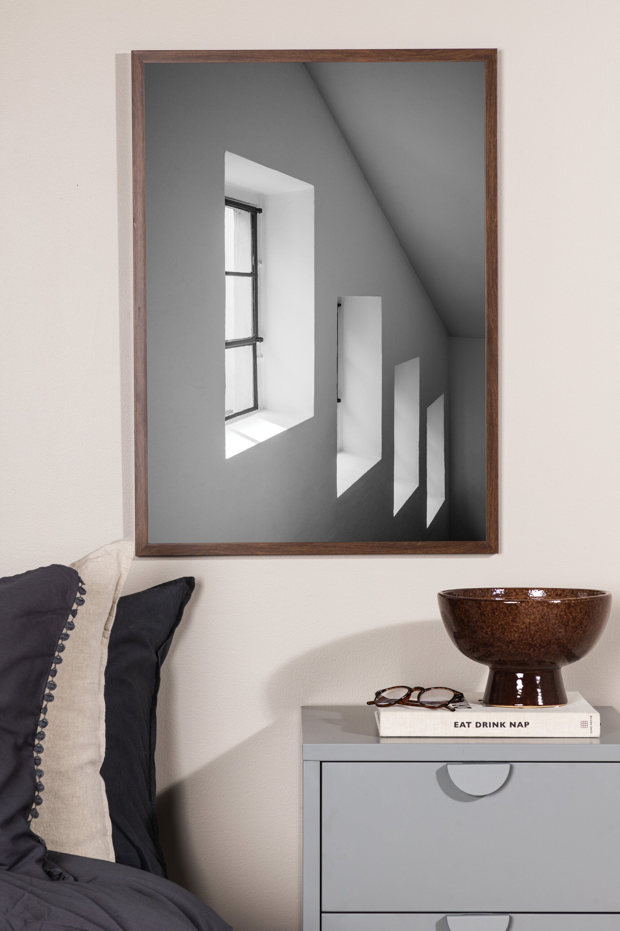 Windows Poster in Grau präsentiert im Onlineshop von KAQTU Design AG. Bild ist von Venture Home