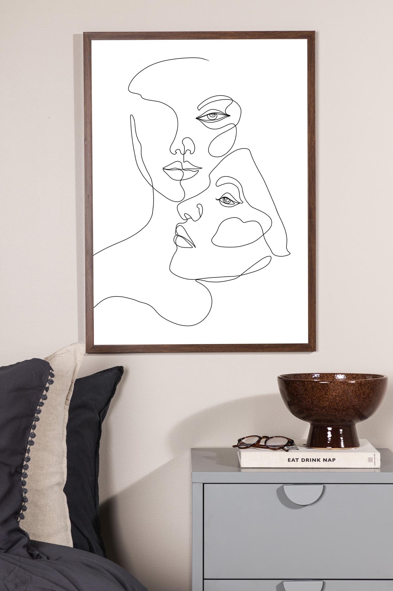 Entdecken Sie das Faces Poster von Venture Home: Ein modernes Kunstwerk mit minimalistischen Linien, ideal für stilvolle Wandgestaltung und nachhaltige Einrichtung.