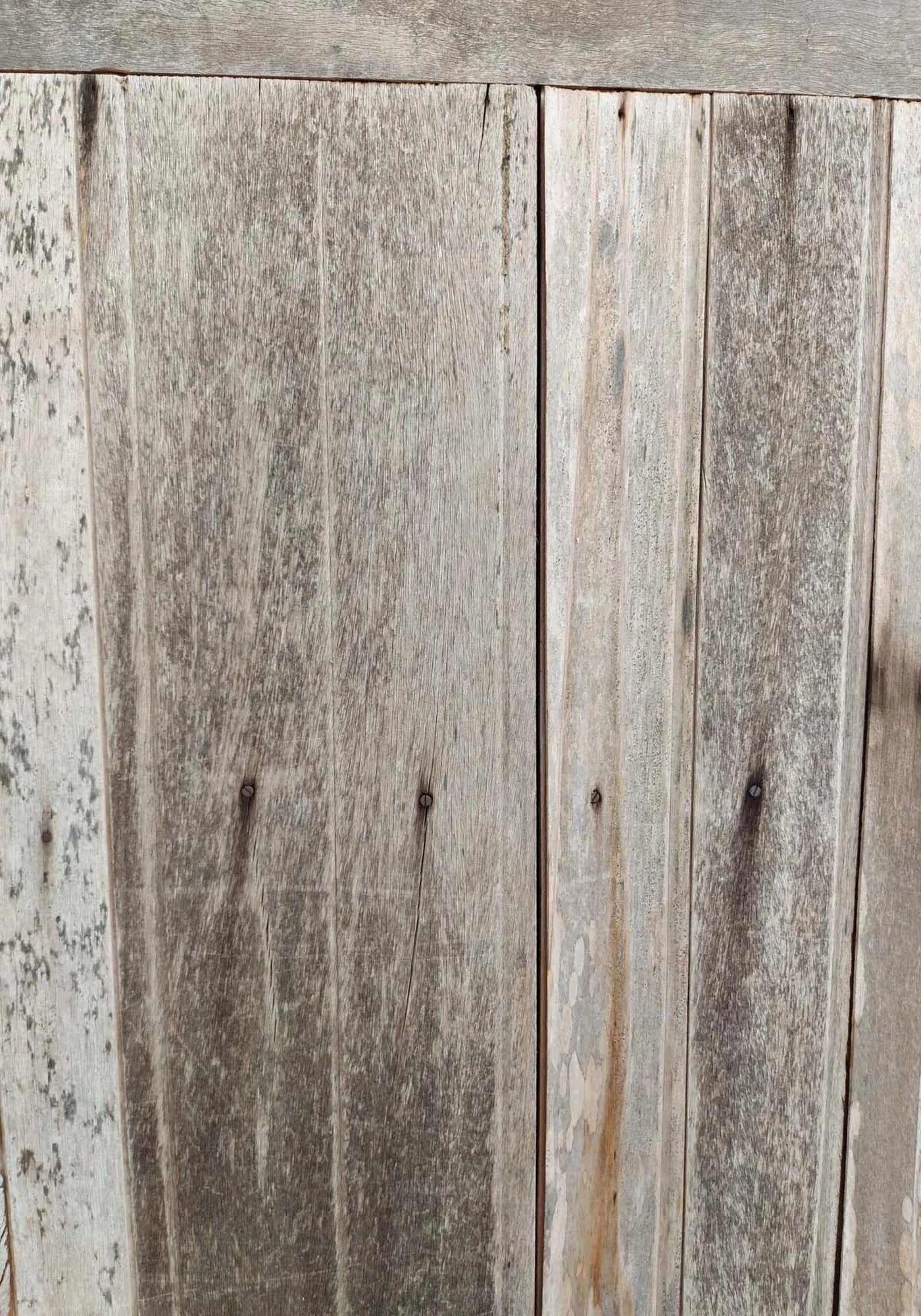 Ein rustikales Kunstwerk, das die natürliche Schönheit von Holz in Ihr Zuhause bringt. Perfekt für jeden Einrichtungsstil.