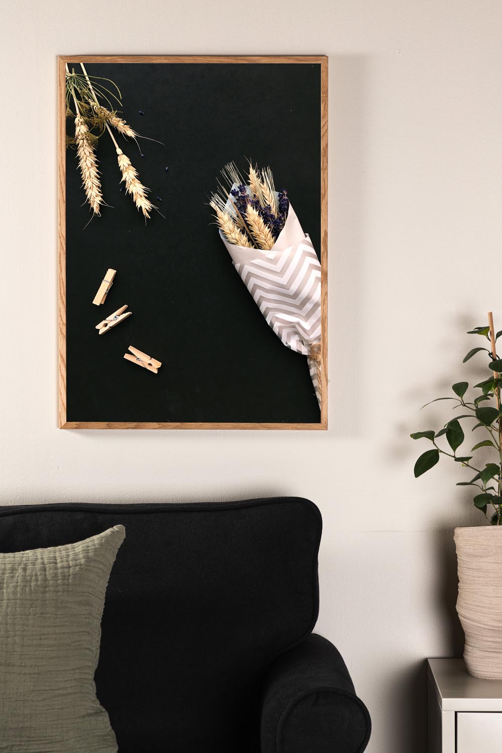 Flowers on Table Poster in Schwarz präsentiert im Onlineshop von KAQTU Design AG. Bild ist von Venture Home