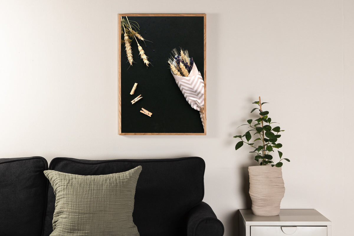 Flowers on Table Poster in Schwarz präsentiert im Onlineshop von KAQTU Design AG. Bild ist von Venture Home