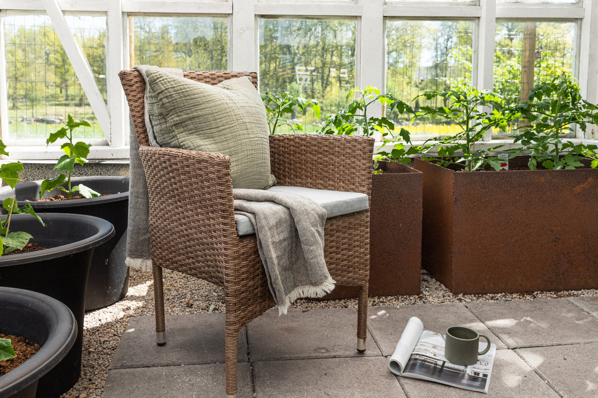 Malin Gartenstuhl in Natur präsentiert im Onlineshop von KAQTU Design AG. Gartenstuhl mit Armlehnen ist von Venture Home