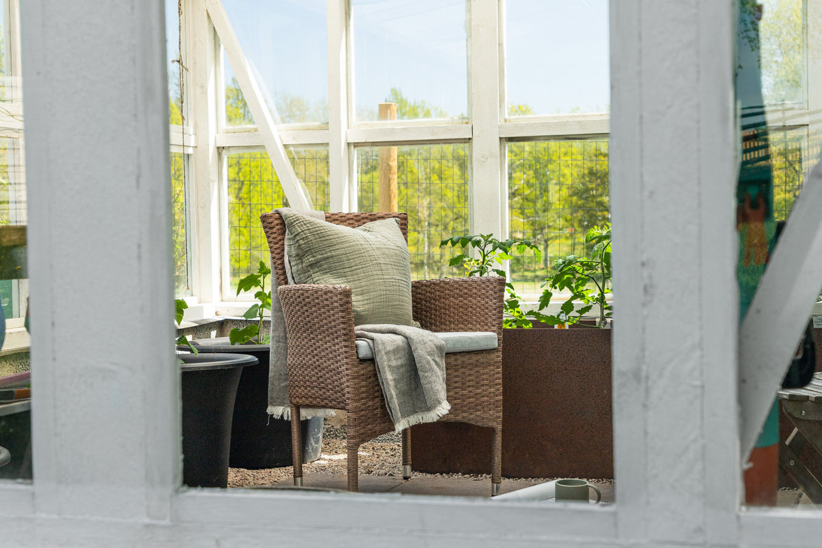 Malin Gartenstuhl in Natur präsentiert im Onlineshop von KAQTU Design AG. Gartenstuhl mit Armlehnen ist von Venture Home