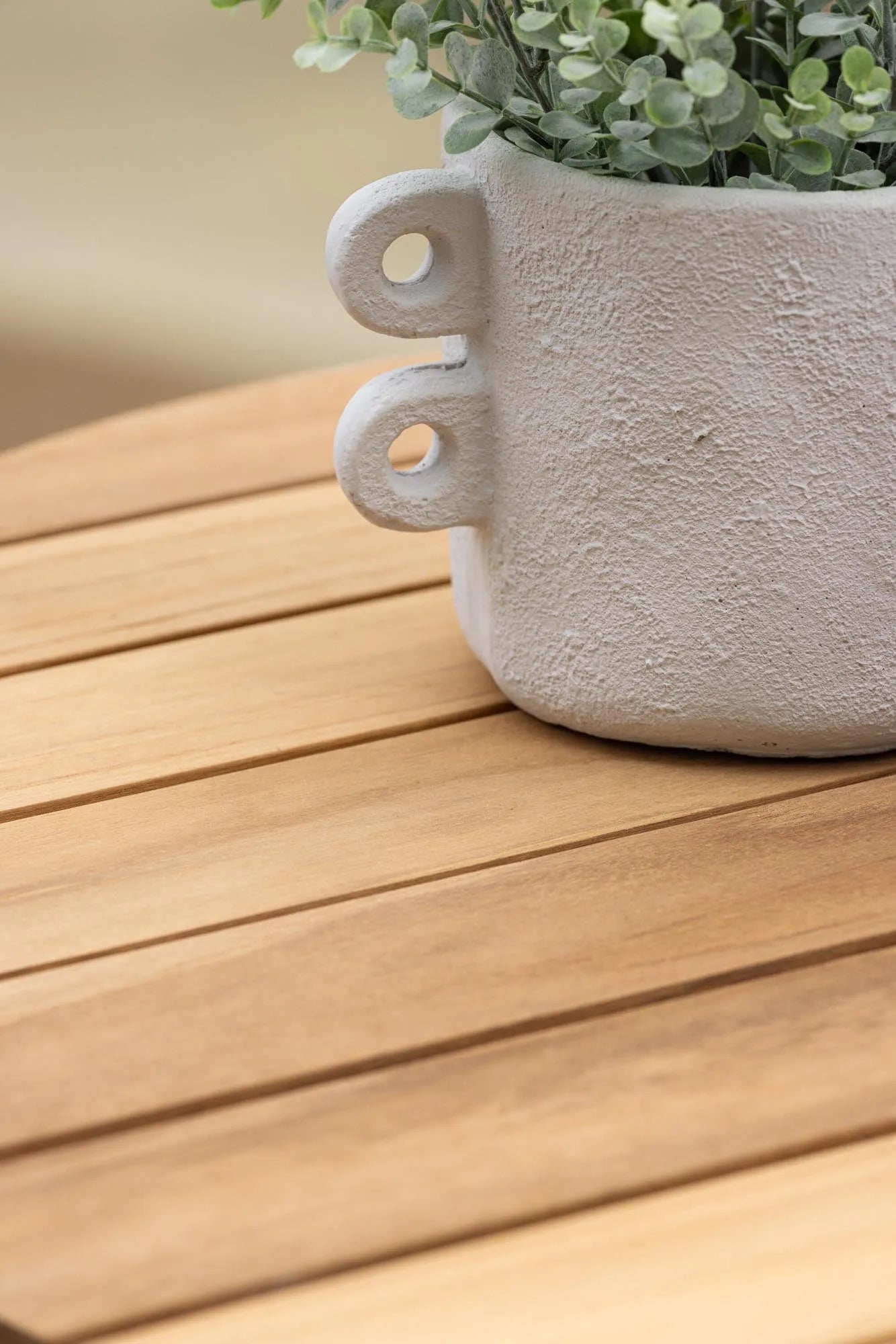 Stilvoller Holmsund Tisch: Perfekt für zeitgemäße Outdoor-Bereiche.
