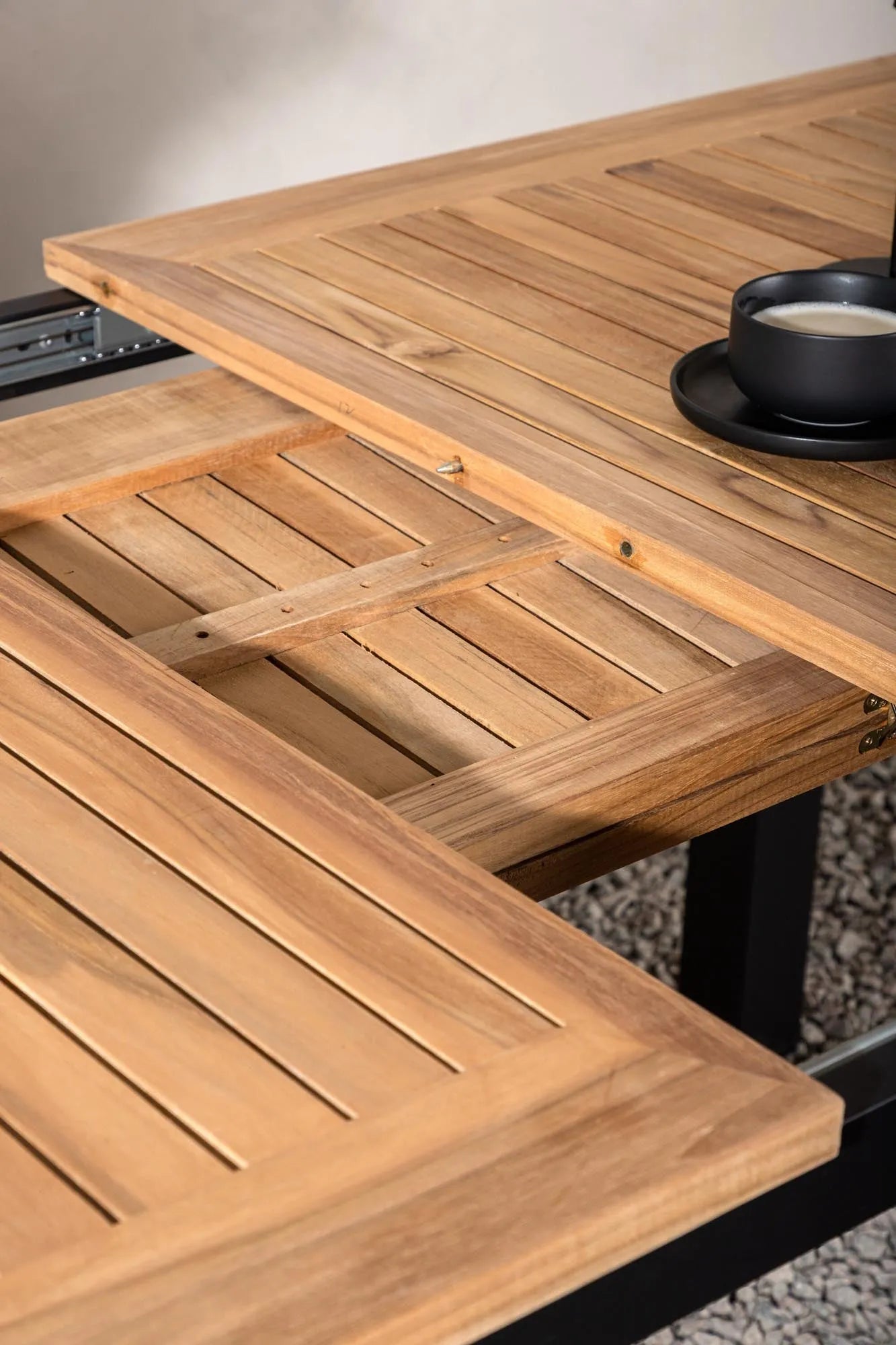 Der ausziehbare Panama Gartentisch von Venture Home vereint modernes Design mit wetterfestem Aluminium für flexible Outdoor-Momente.