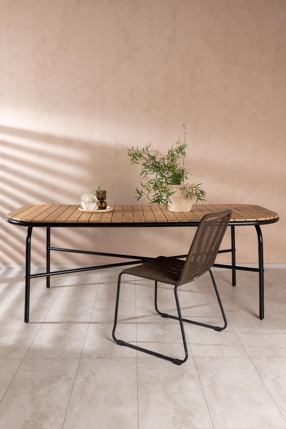 Holmbeck Tisch Outdoor in Natur präsentiert im Onlineshop von KAQTU Design AG. Gartentisch ist von Venture Home