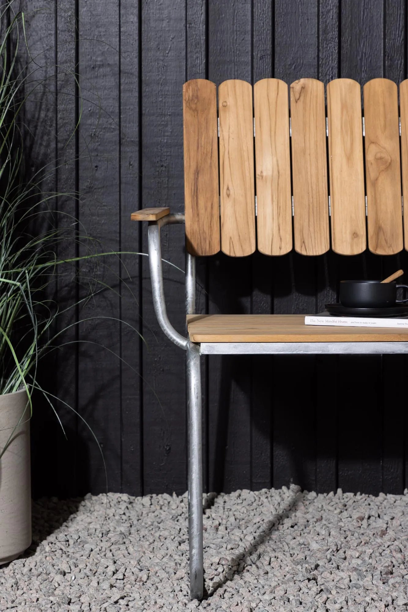 Holmsund Bank von Venture Home: Modernes Design für Ihren Garten.