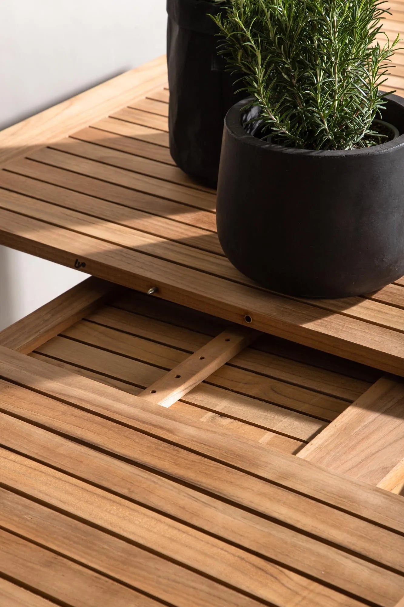 Eleganter, ausziehbarer Panama Gartentisch von Venture Home, perfekt für moderne Außenbereiche und gesellige Treffen.