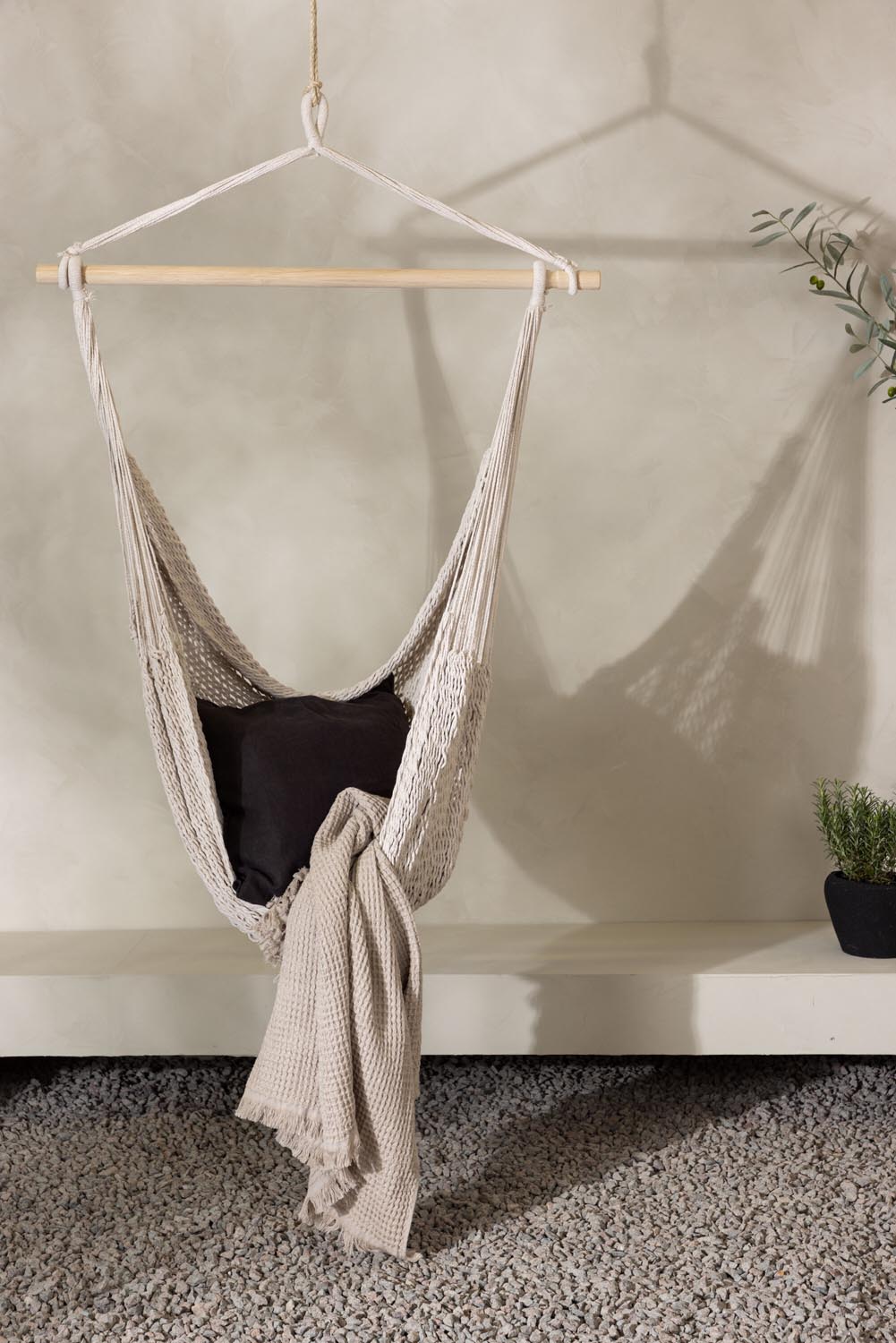 Kalino Haning Stuhl in Cremefarben präsentiert im Onlineshop von KAQTU Design AG. Schaukel Outdoor ist von Venture Home