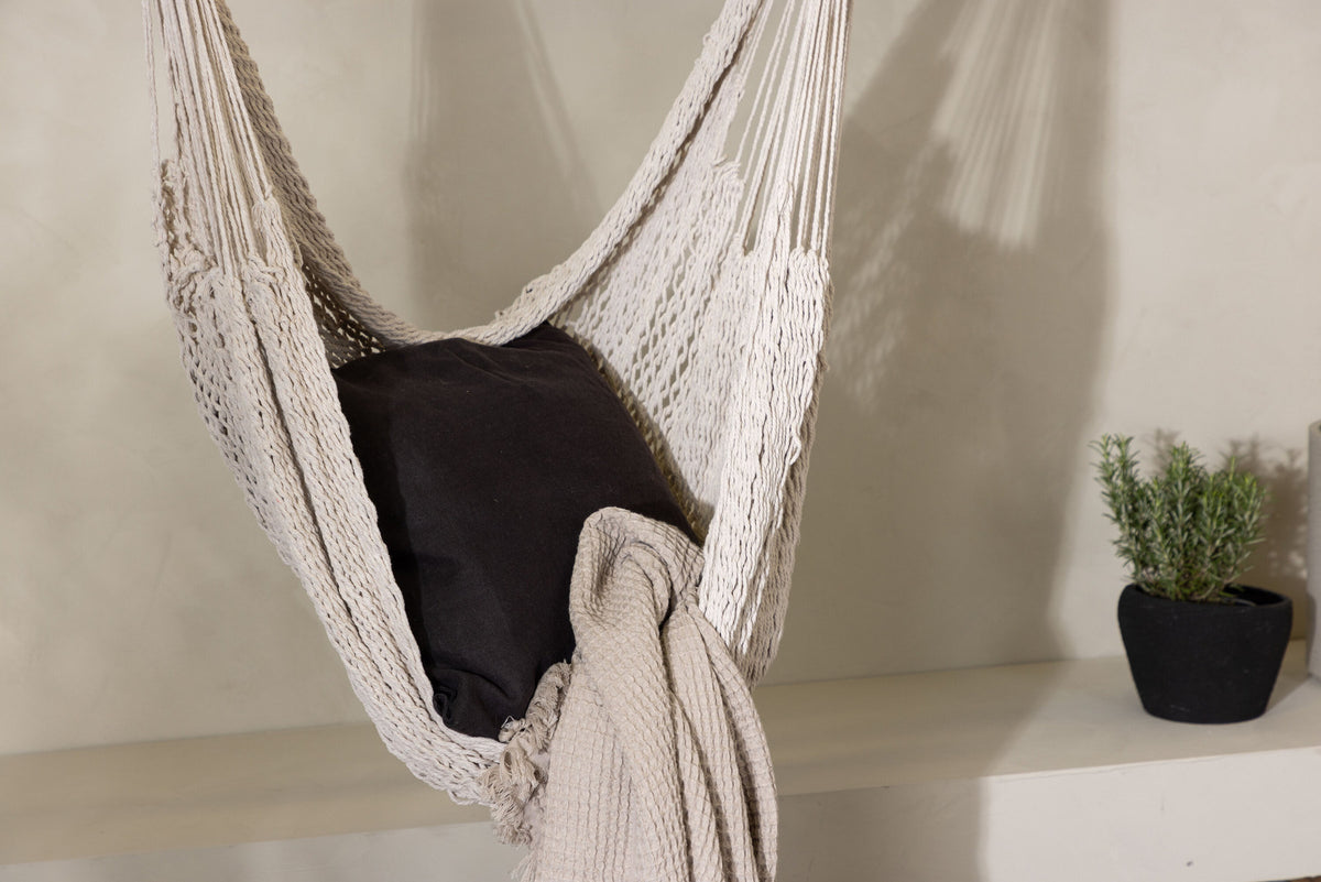 Kalino Haning Stuhl in Cremefarben präsentiert im Onlineshop von KAQTU Design AG. Schaukel Outdoor ist von Venture Home