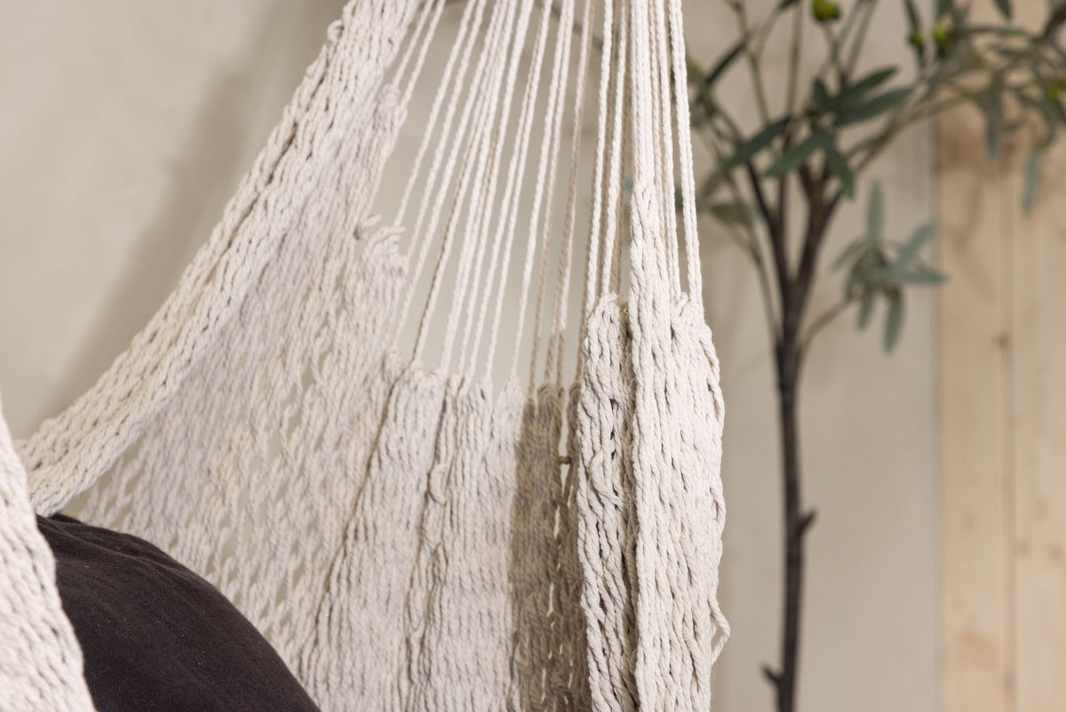 Kalino Haning Stuhl in Cremefarben präsentiert im Onlineshop von KAQTU Design AG. Schaukel Outdoor ist von Venture Home