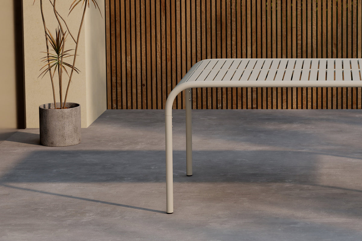 Rechteckiger Gartentisch Borneo in Beige präsentiert im Onlineshop von KAQTU Design AG. Gartentisch ist von Venture Home