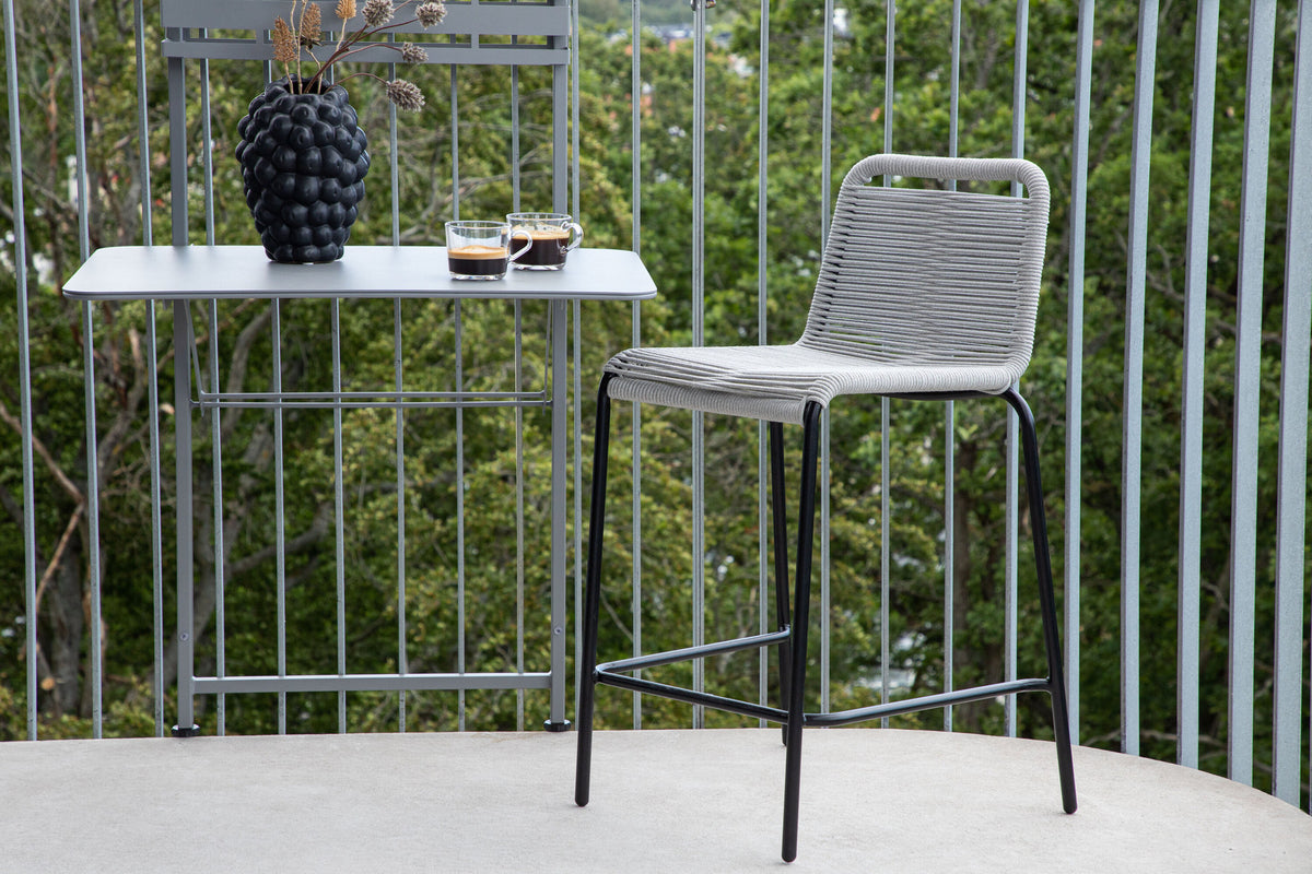 Nettan Barstuhl Outdoor in Hellgrau präsentiert im Onlineshop von KAQTU Design AG. Outdoor-Barstuhl ist von Venture Home