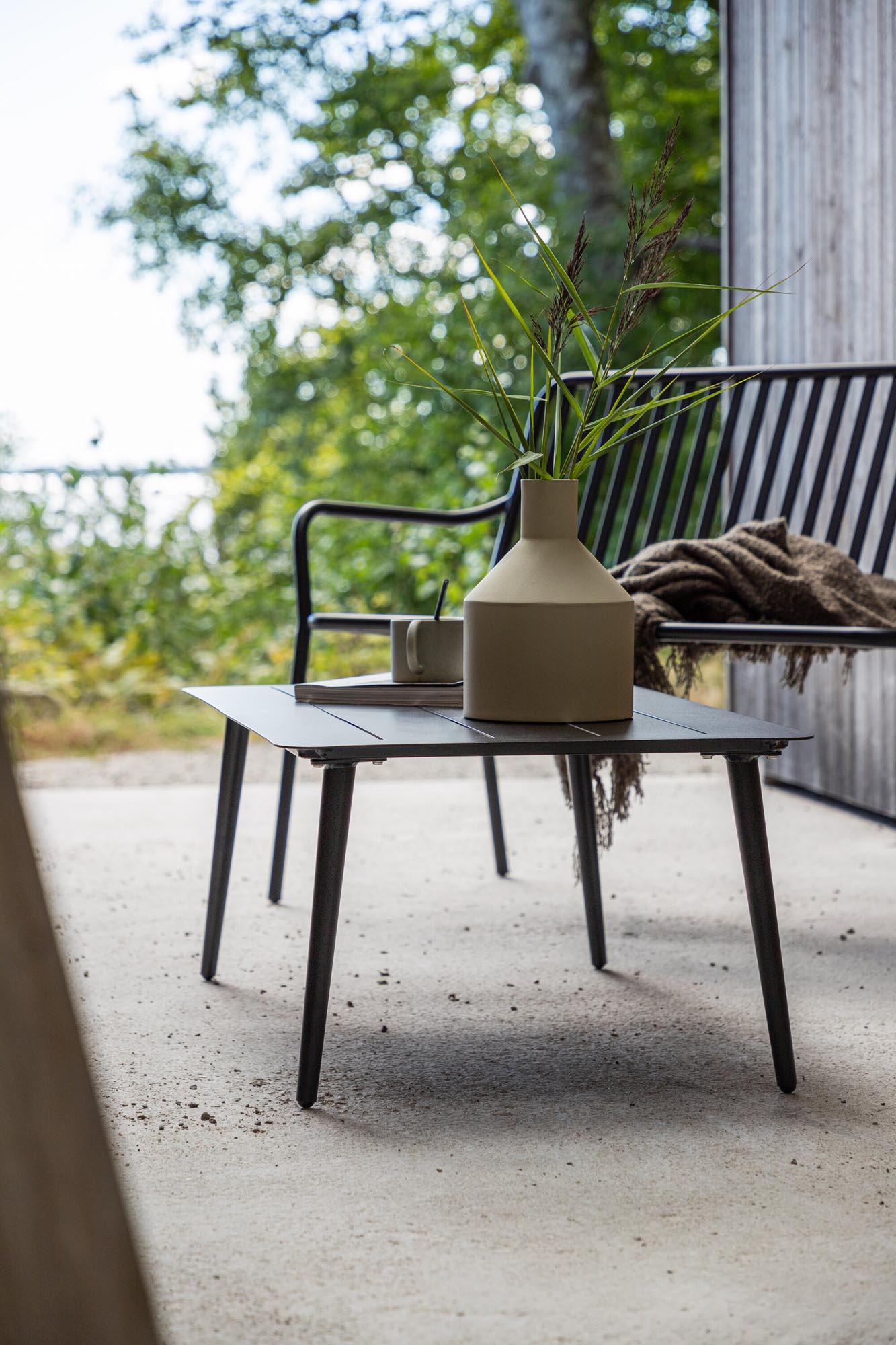 Lina Coffee Tisch Outdoor in Schwarz präsentiert im Onlineshop von KAQTU Design AG. Beistelltisch Outdoor ist von Venture Home