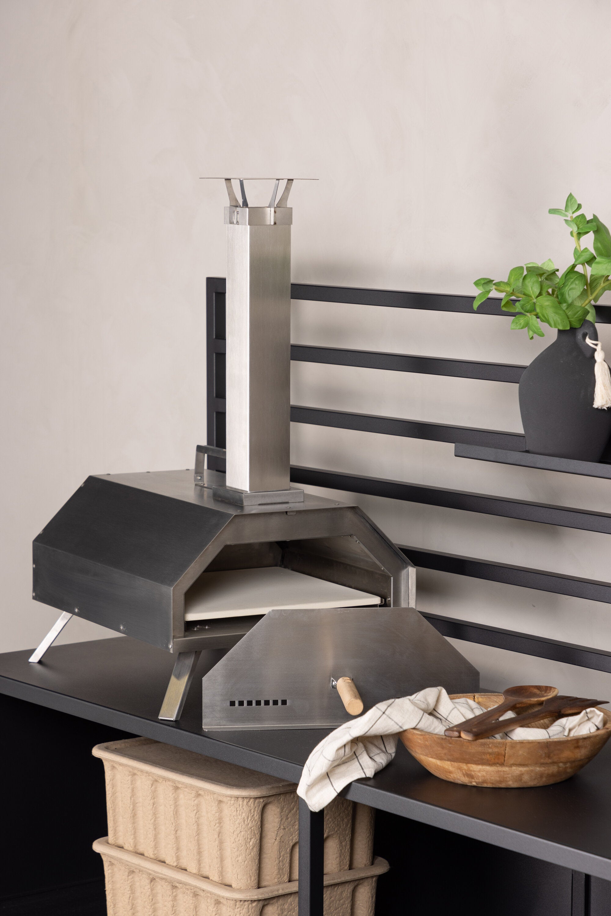 Hamnå Pizzaofen in Silber präsentiert im Onlineshop von KAQTU Design AG. Pizza ist von Venture Home