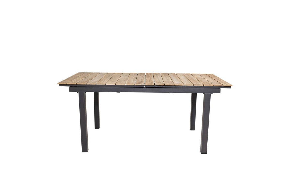 Rechteckiger Gartentisch Mexiko mit naturfarbener Teakholz-Tischplatte und schwarzem Aluminiumgestell, ausziehbar, im Freien aufgestellt.