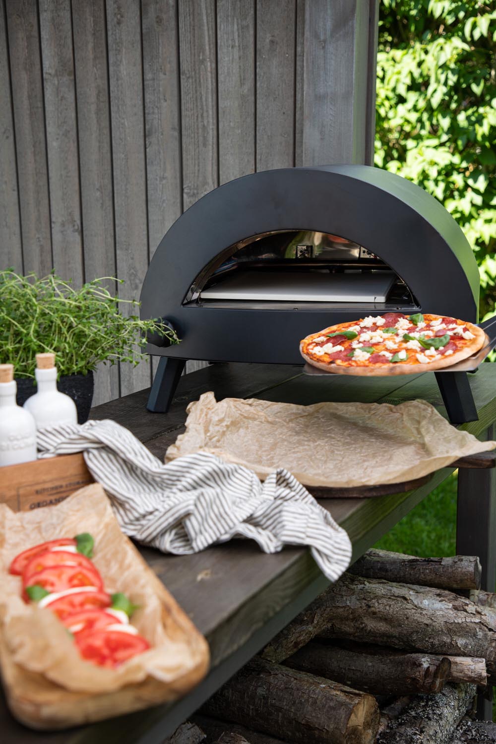 Bukom Gas Pizzaofen in Schwarz präsentiert im Onlineshop von KAQTU Design AG. Pizza ist von Venture Home