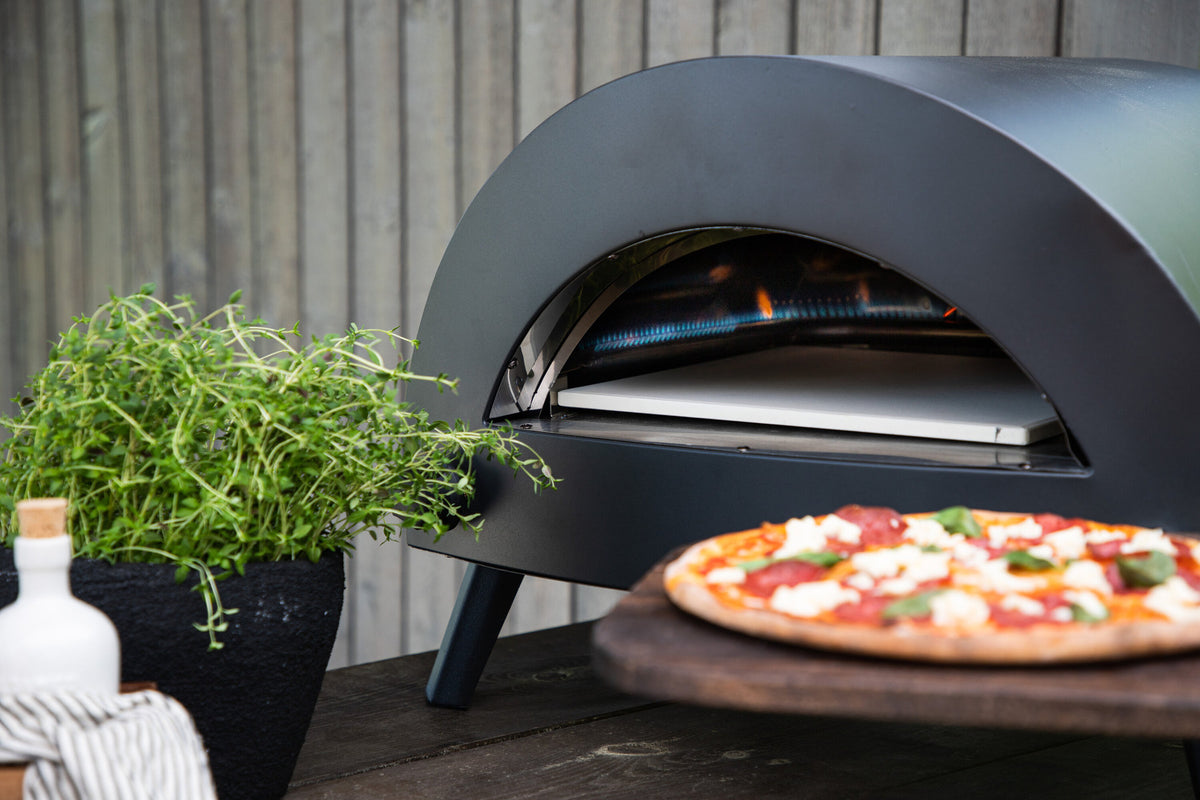 Bukom Gas Pizzaofen in Schwarz präsentiert im Onlineshop von KAQTU Design AG. Pizza ist von Venture Home