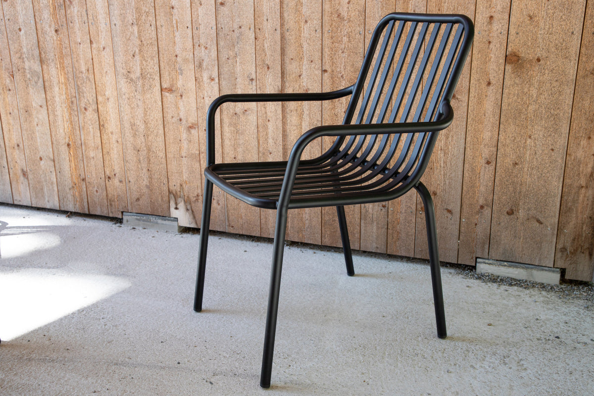 Peking Gartenstuhl in Schwarz präsentiert im Onlineshop von KAQTU Design AG. Gartenstuhl mit Armlehnen ist von Venture Home