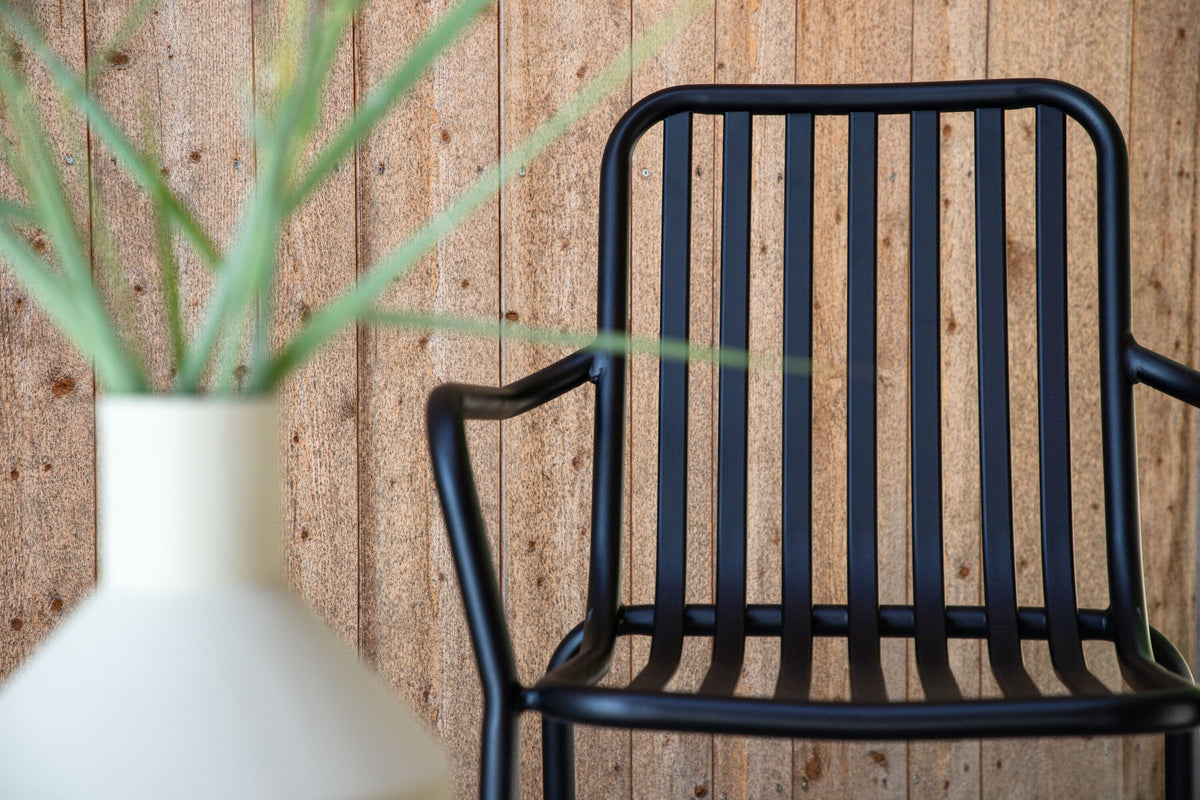 Peking Gartenstuhl in Schwarz präsentiert im Onlineshop von KAQTU Design AG. Gartenstuhl mit Armlehnen ist von Venture Home
