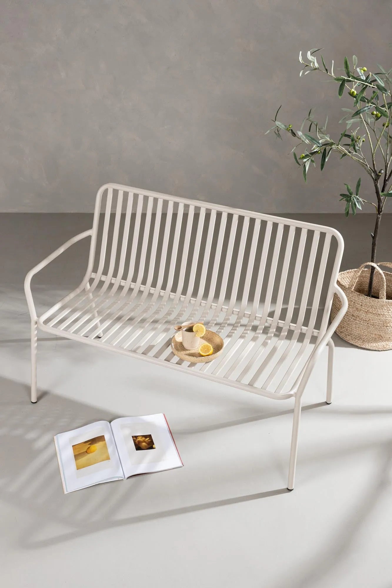 Luxuriöses Peking Sofa von Venture Home für stilvolle Wohnräume.