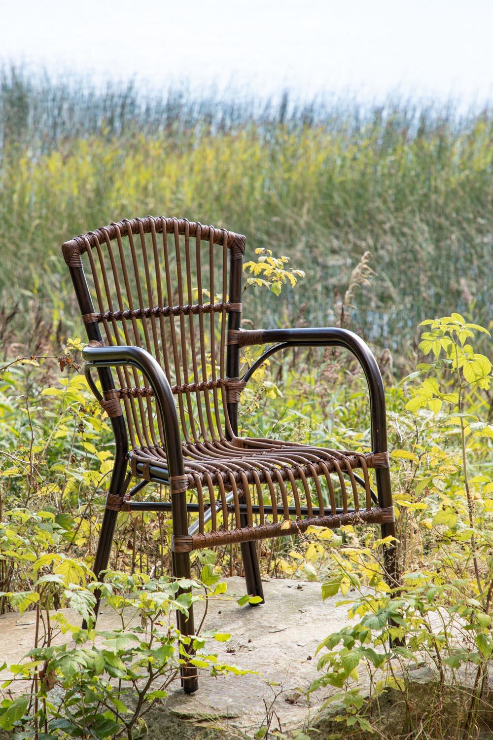 Galera Stuhl in Braun präsentiert im Onlineshop von KAQTU Design AG. Gartenstuhl mit Armlehnen ist von Venture Home