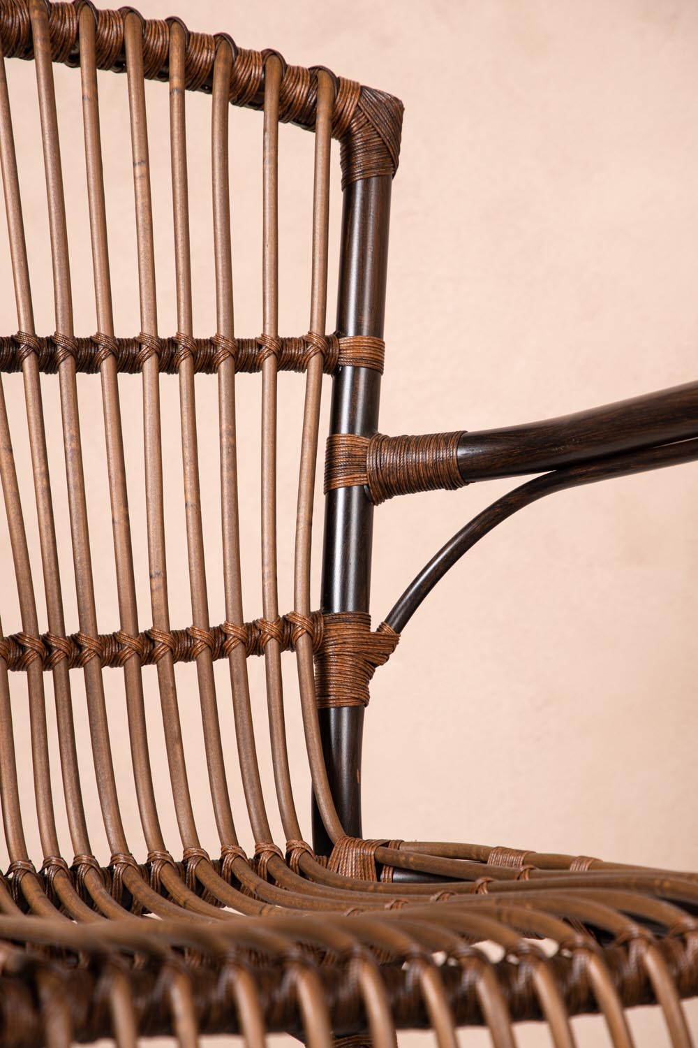 Galera Stuhl in Braun präsentiert im Onlineshop von KAQTU Design AG. Gartenstuhl mit Armlehnen ist von Venture Home
