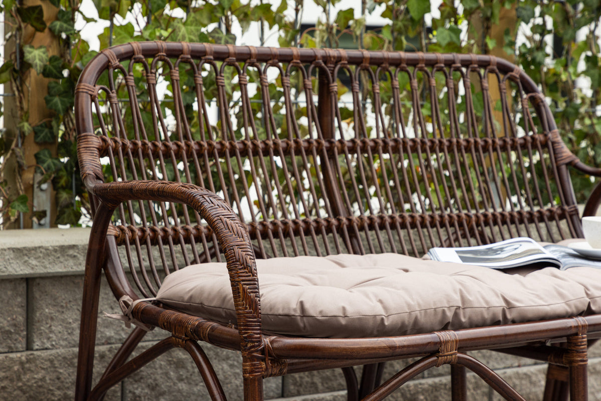 Nella 2-Seat Sofa in Dunkles Walnussholz präsentiert im Onlineshop von KAQTU Design AG. 2er Sofa ist von Venture Home