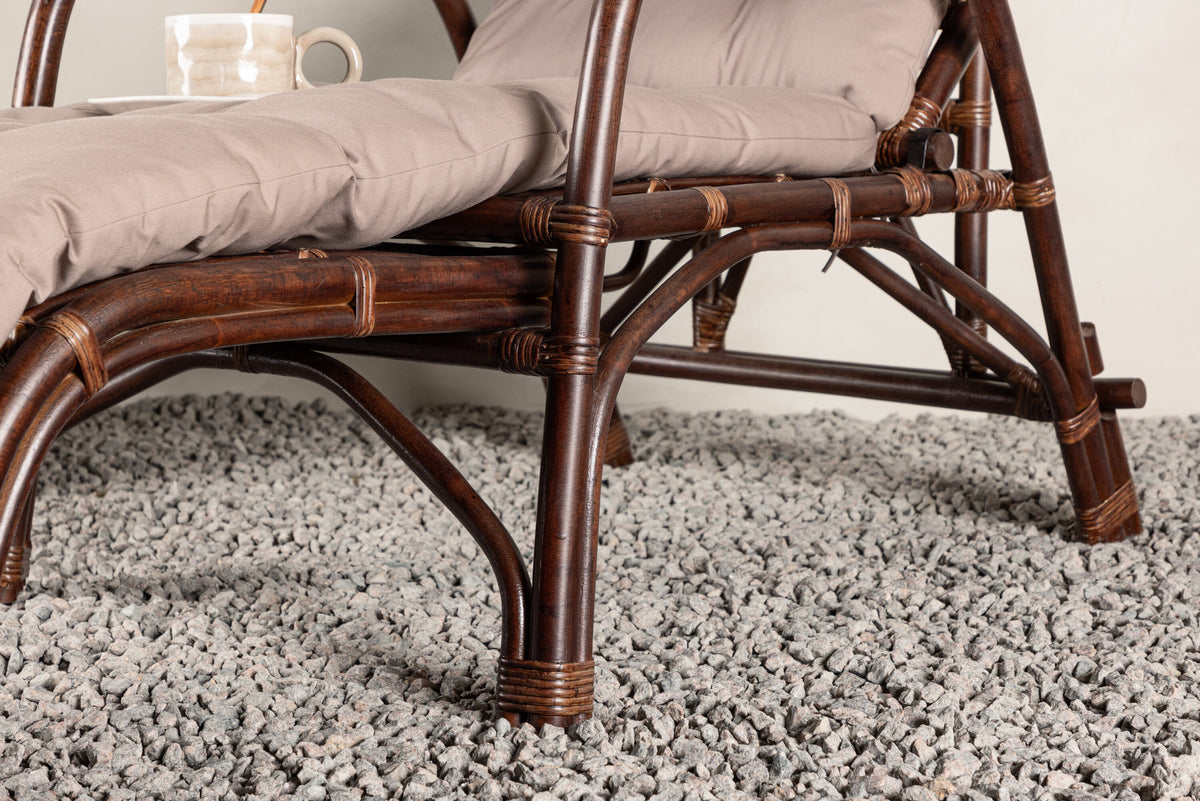 Nella Sonnenliege in Dunkles Walnussholz präsentiert im Onlineshop von KAQTU Design AG. Liegestuhl ist von Venture Home