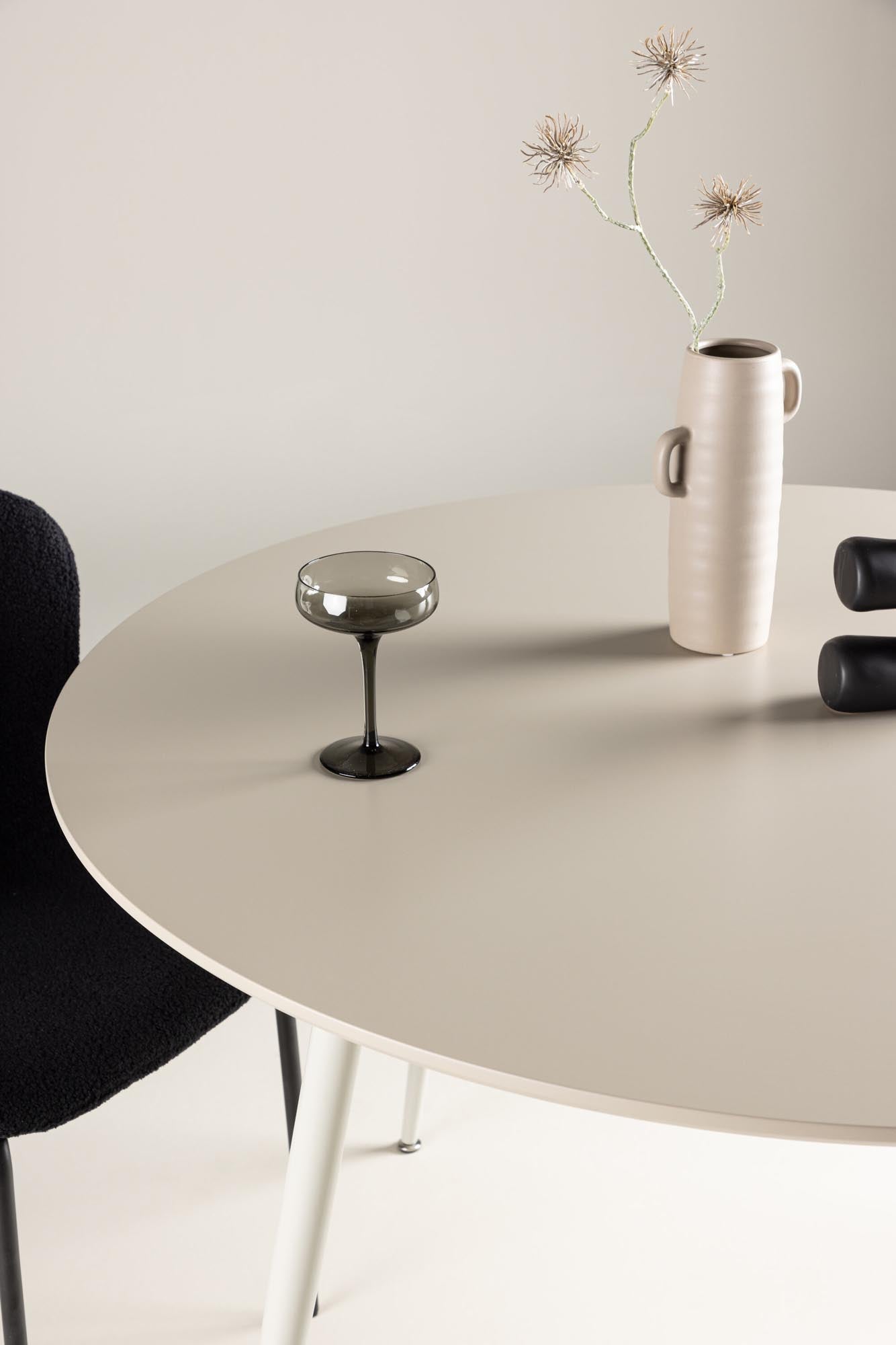 Plaza Tisch von Venture Home: Eleganz trifft auf Funktionalität.