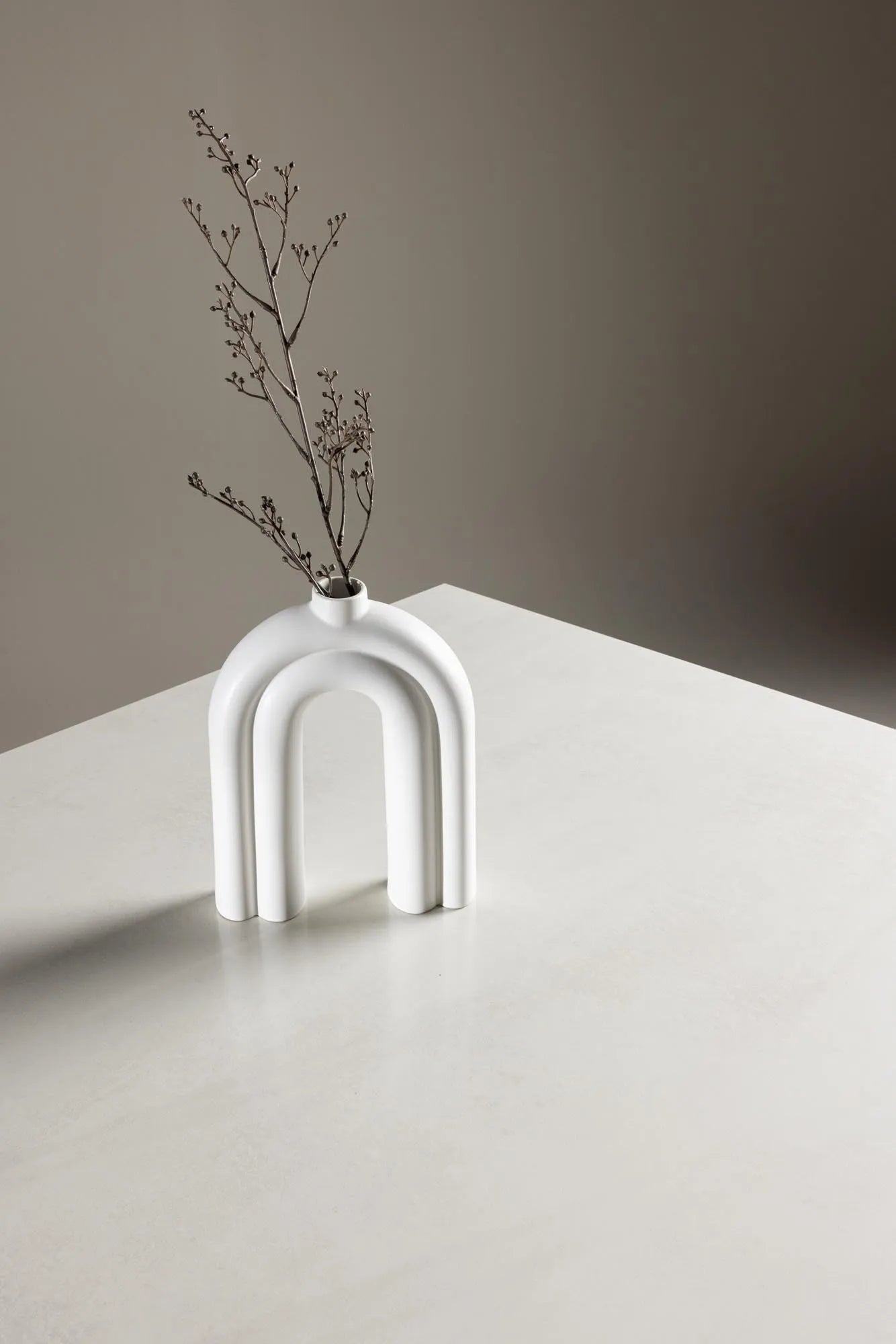 Ester Esstisch: Stilvolle Kombination aus MDF und Glas von Venture Home.