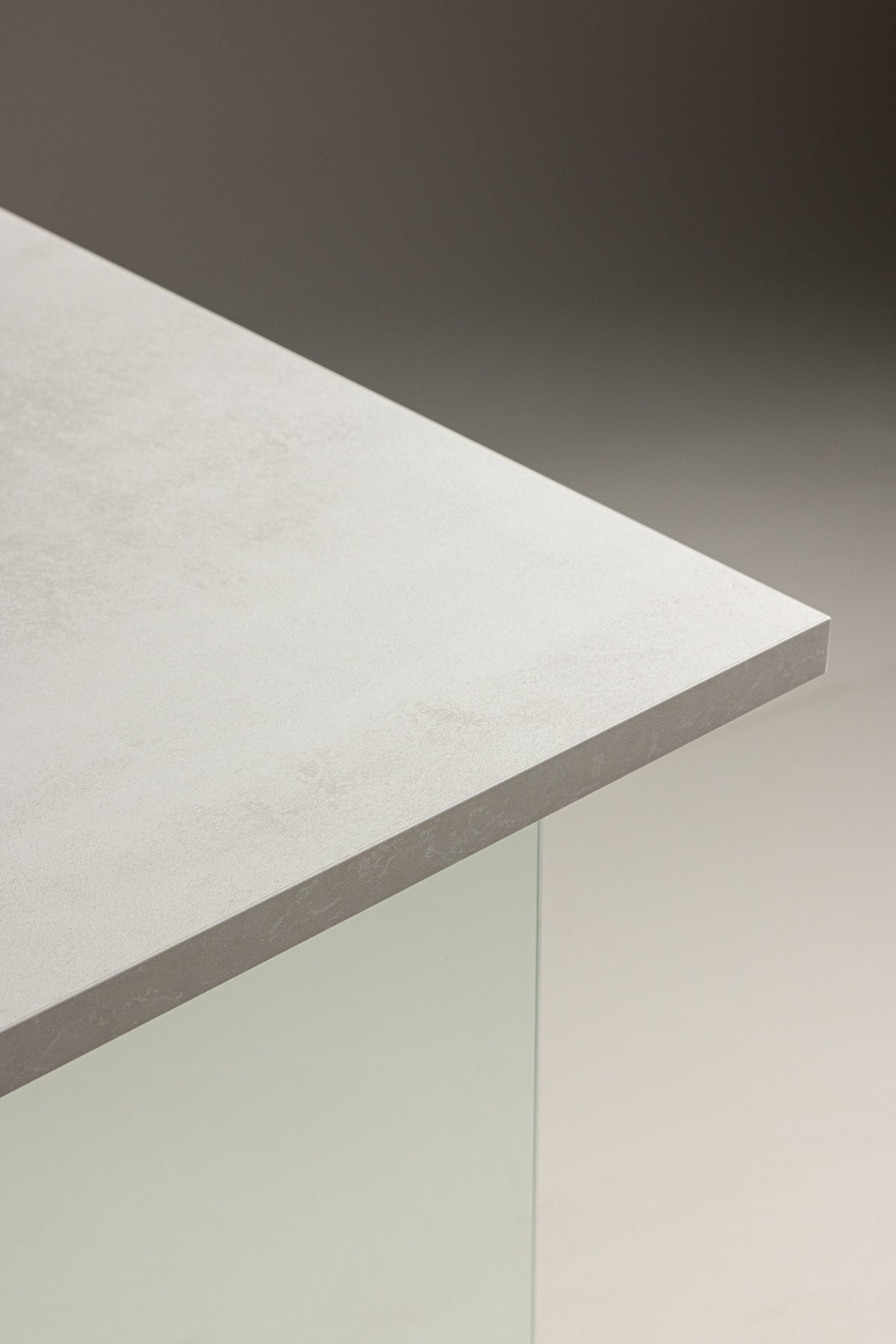 Ester Esstisch in Hellgrau präsentiert im Onlineshop von KAQTU Design AG. Esstisch ist von Venture Home