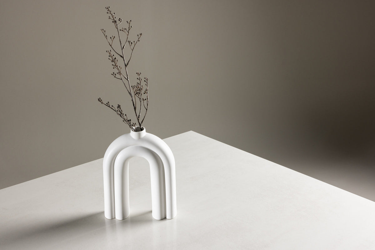 Ester Esstisch in Hellgrau präsentiert im Onlineshop von KAQTU Design AG. Esstisch ist von Venture Home