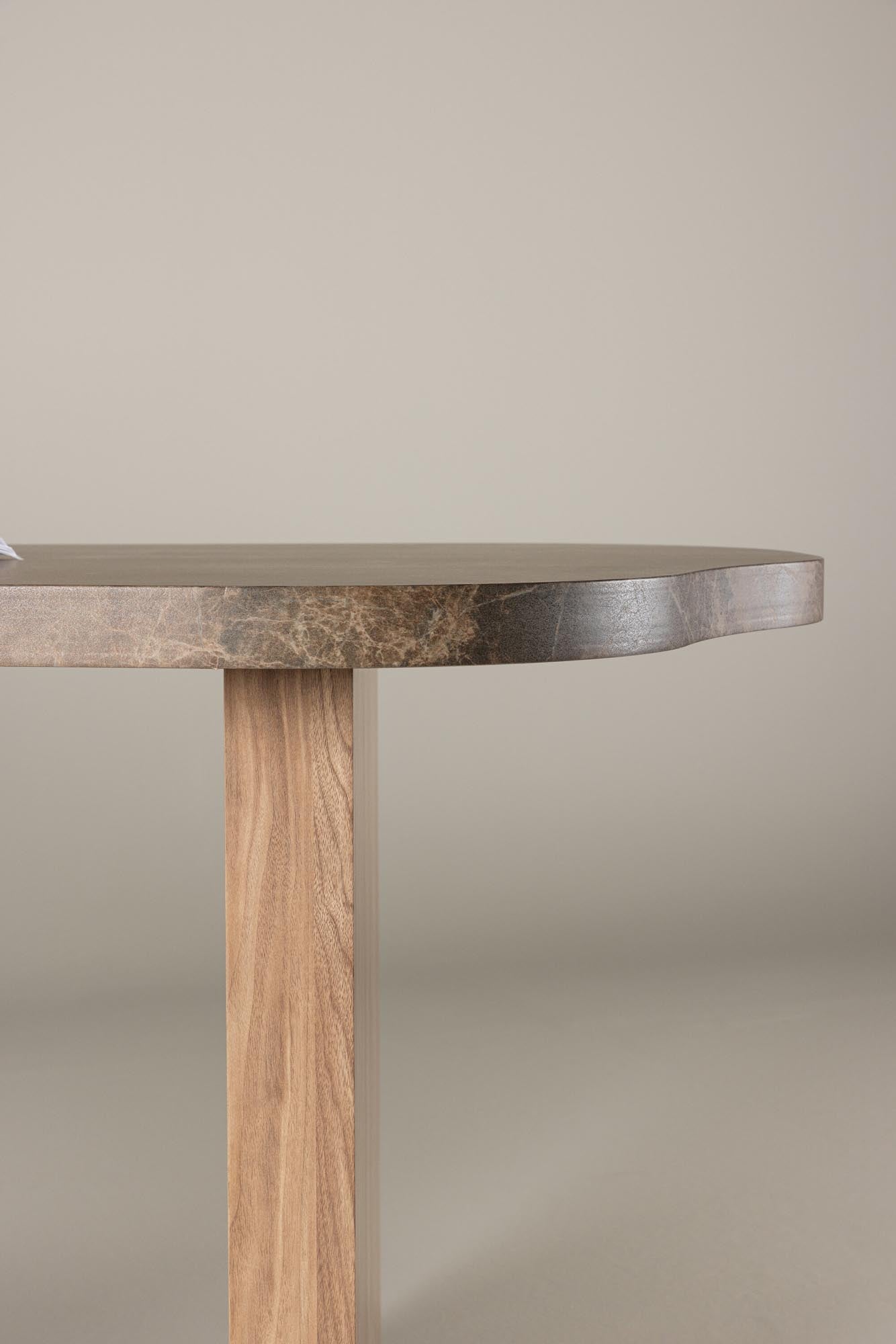 Eleganter Eleonora Tisch von Vind: Marmor-Design für moderne Räume.