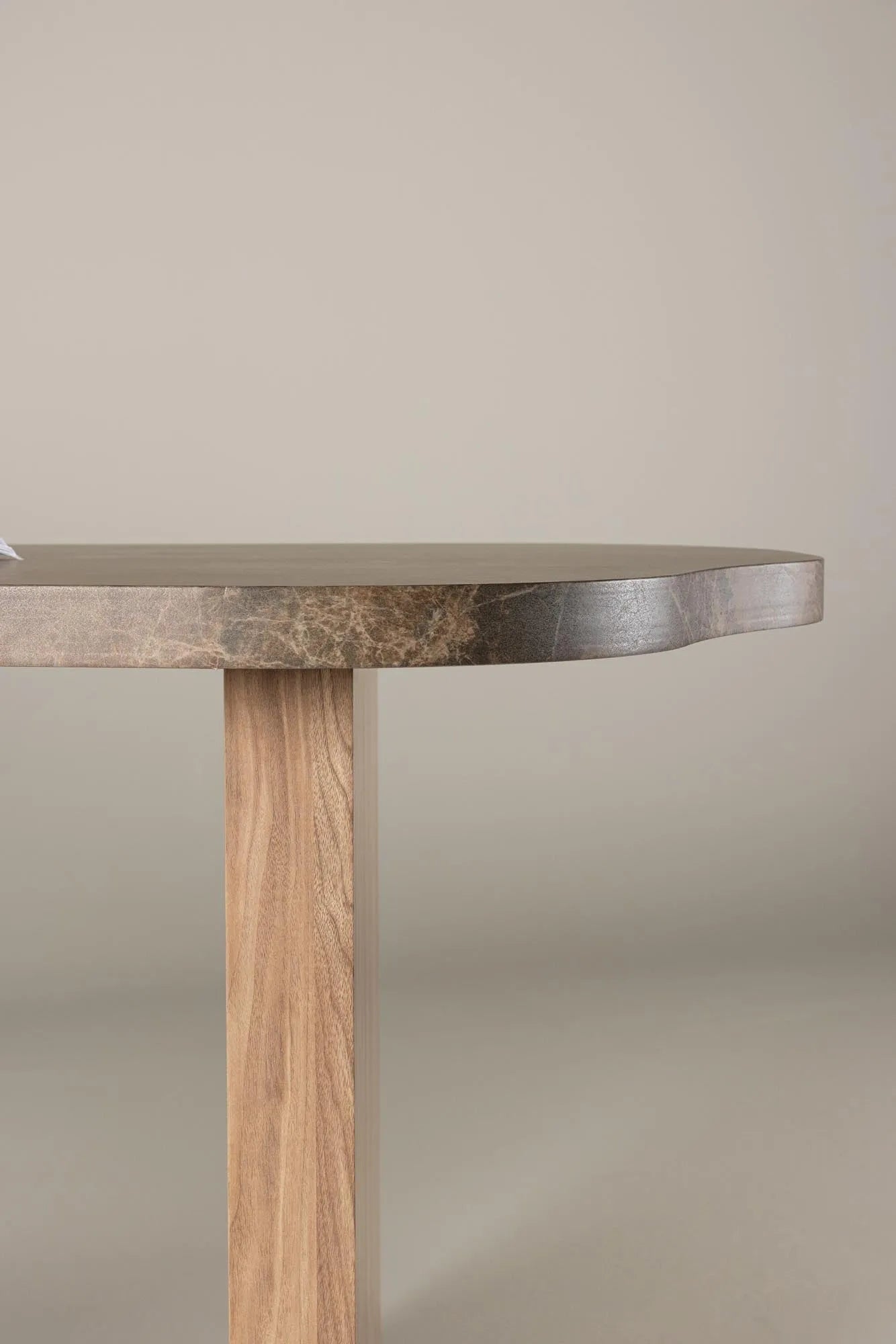 Eleganter Eleonora Tisch von Vind: Marmor-Design für moderne Räume.
