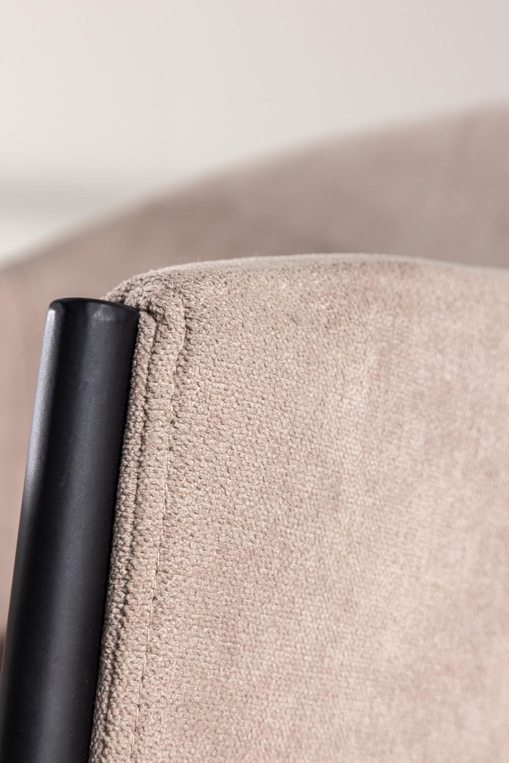 Evelina Esszimmerstuhl in Beige präsentiert im Onlineshop von KAQTU Design AG. Stuhl mit Armlehne ist von Venture Home