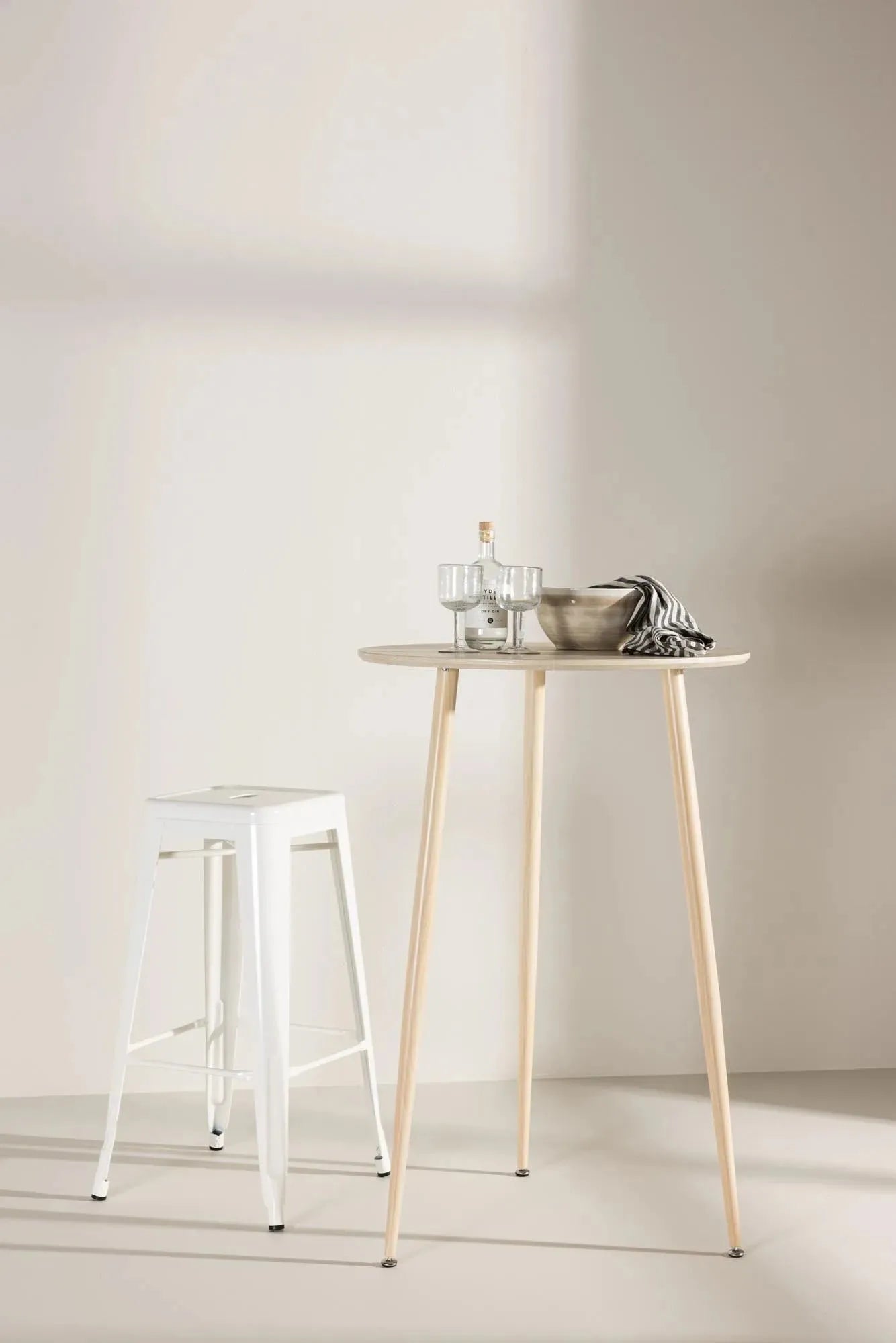Eleganter Plaza Bartisch von Venture Home für stilvolle Räume.