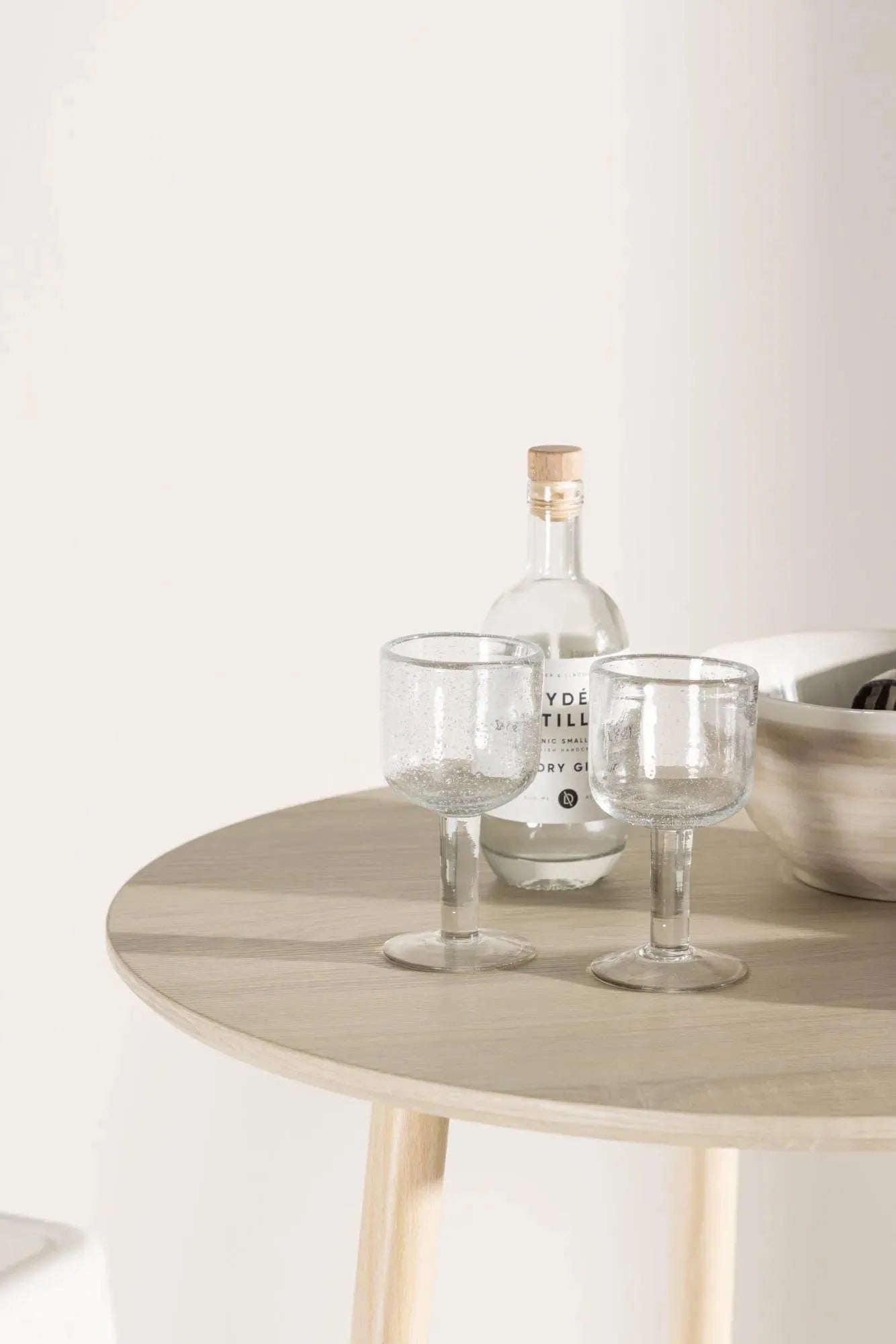 Eleganter Plaza Bartisch von Venture Home für stilvolle Innenräume.
