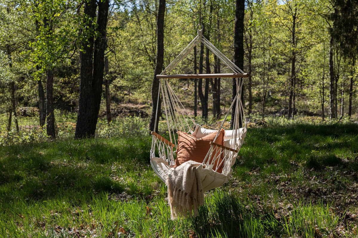 Tapaz Hollywoodschaukel in Weiss präsentiert im Onlineshop von KAQTU Design AG. Schaukel Outdoor ist von Venture Home