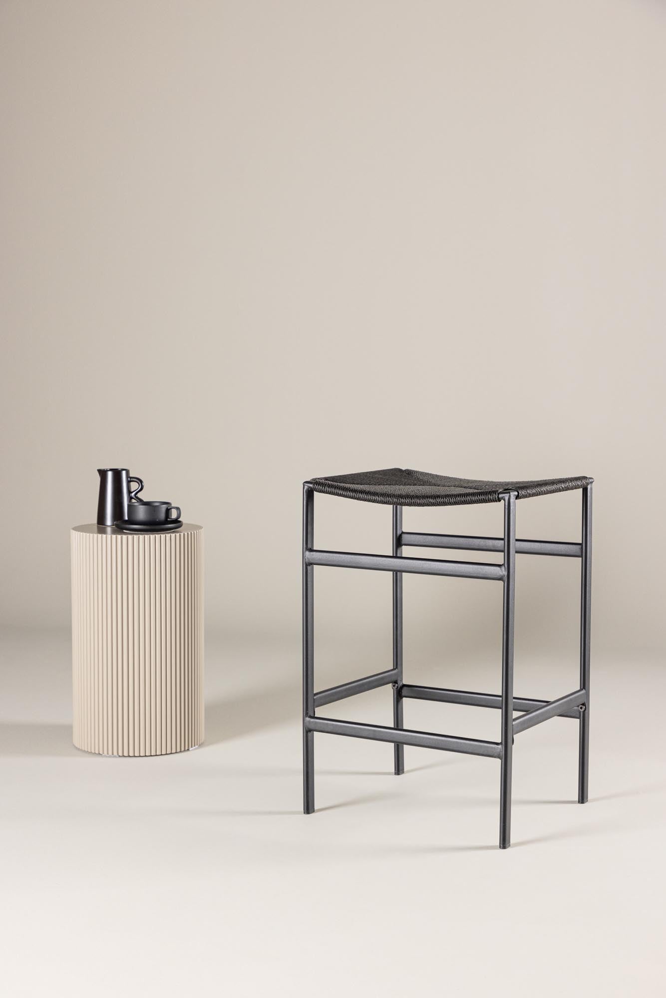 Entdecken Sie den stilvollen Polly Barstuhl von Venture Home. Mit robustem Stahlgestell und innovativem Seilsitz vereint er Komfort und modernes Design.