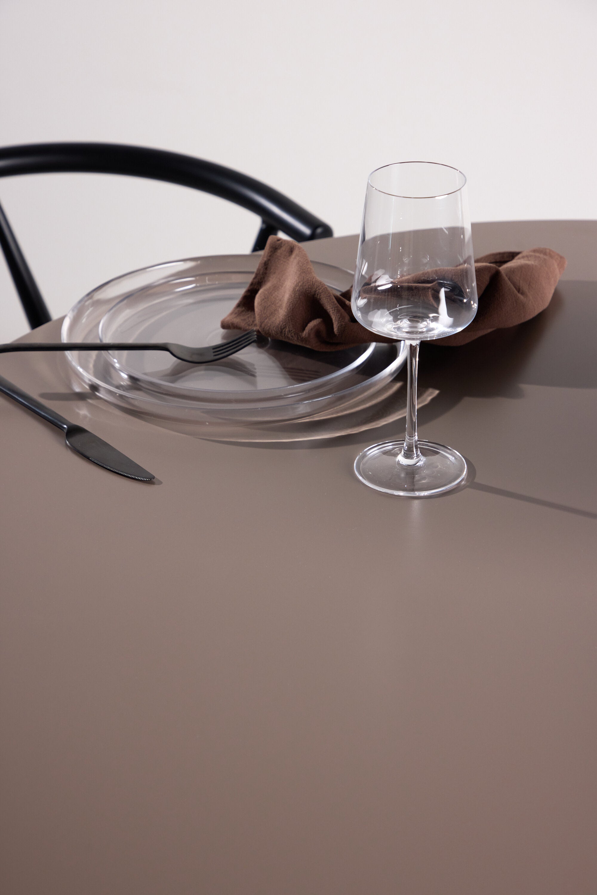 Olivia Rundes Esstisch in Dunkelbraun präsentiert im Onlineshop von KAQTU Design AG. Gartentisch ist von Venture Home