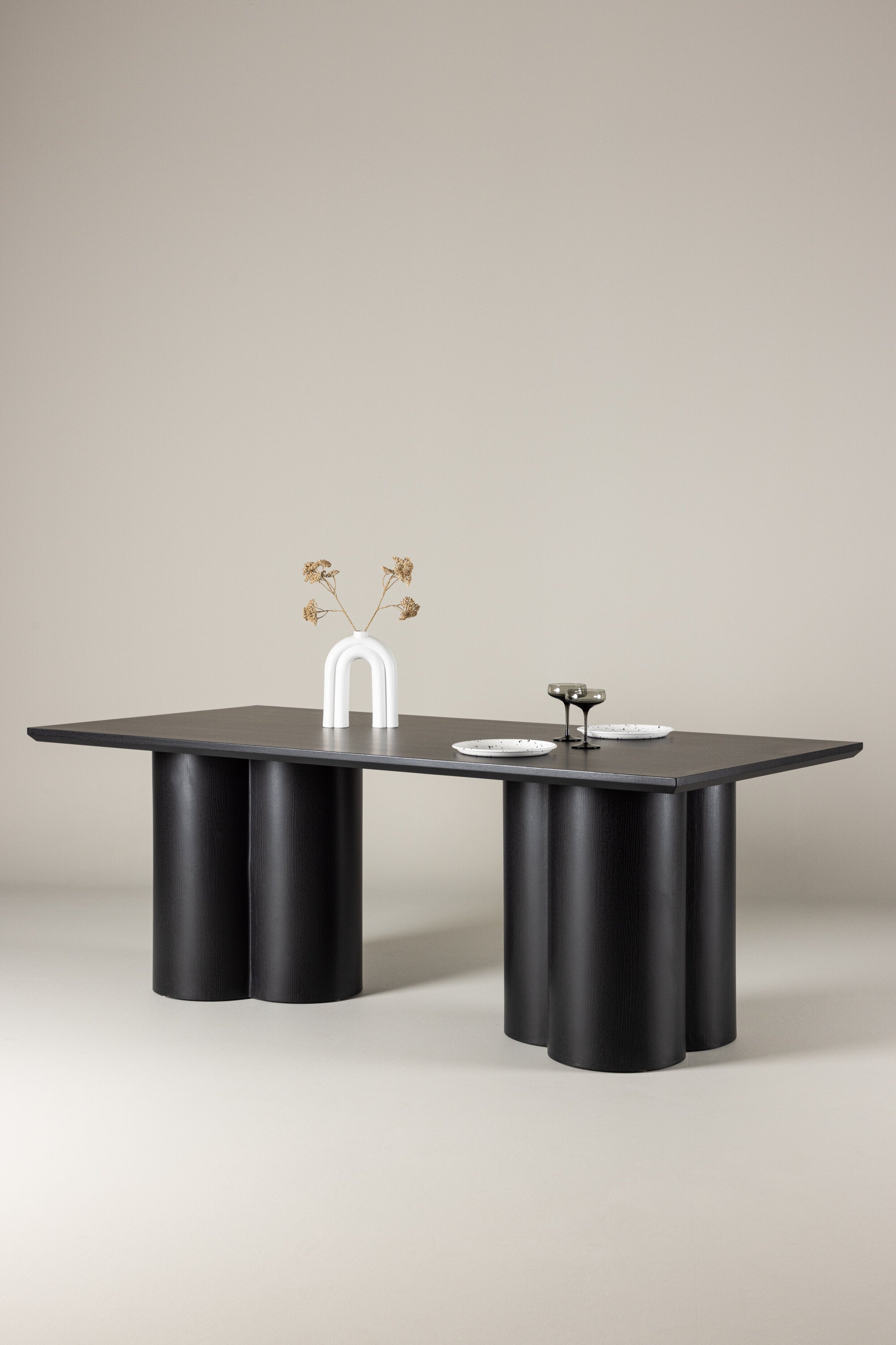 Olivia Esstisch in Schwarz präsentiert im Onlineshop von KAQTU Design AG. Esstisch ist von Venture Home