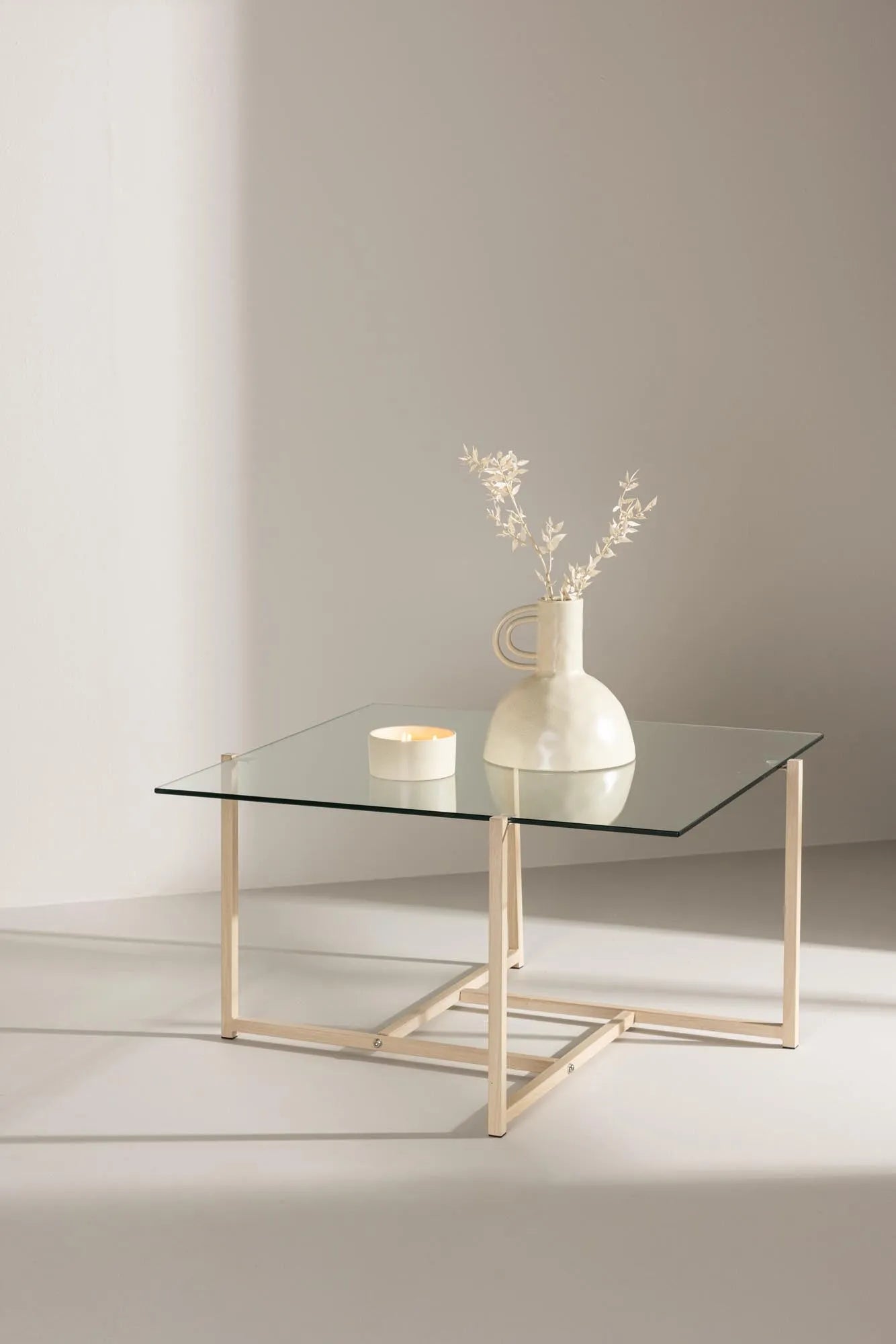 Moderner Sofatisch mit Glasplatte, ideal für stilvolle Wohnzimmer.