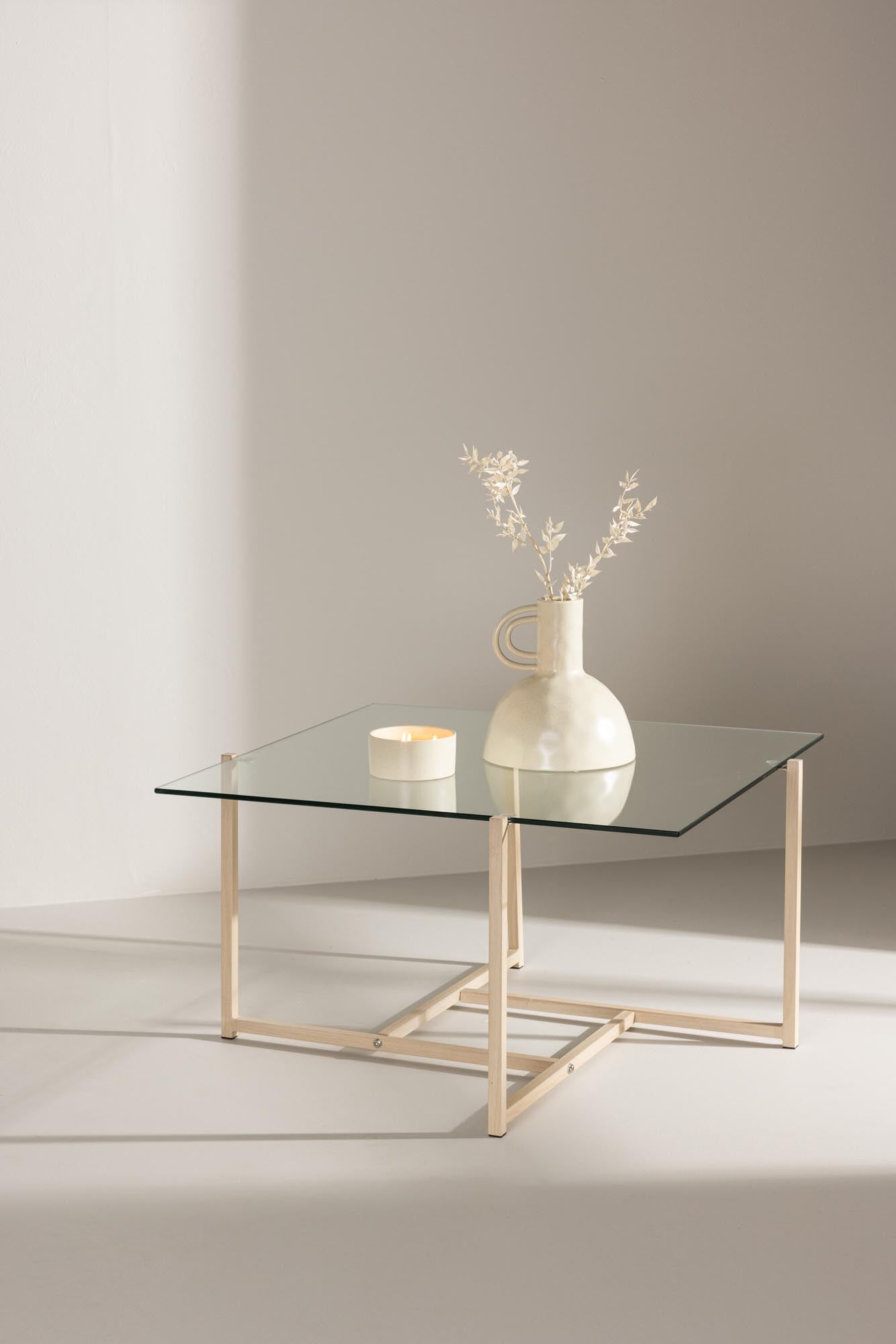 Moderner Sofatisch mit Glasplatte, ideal für stilvolle Wohnzimmer.