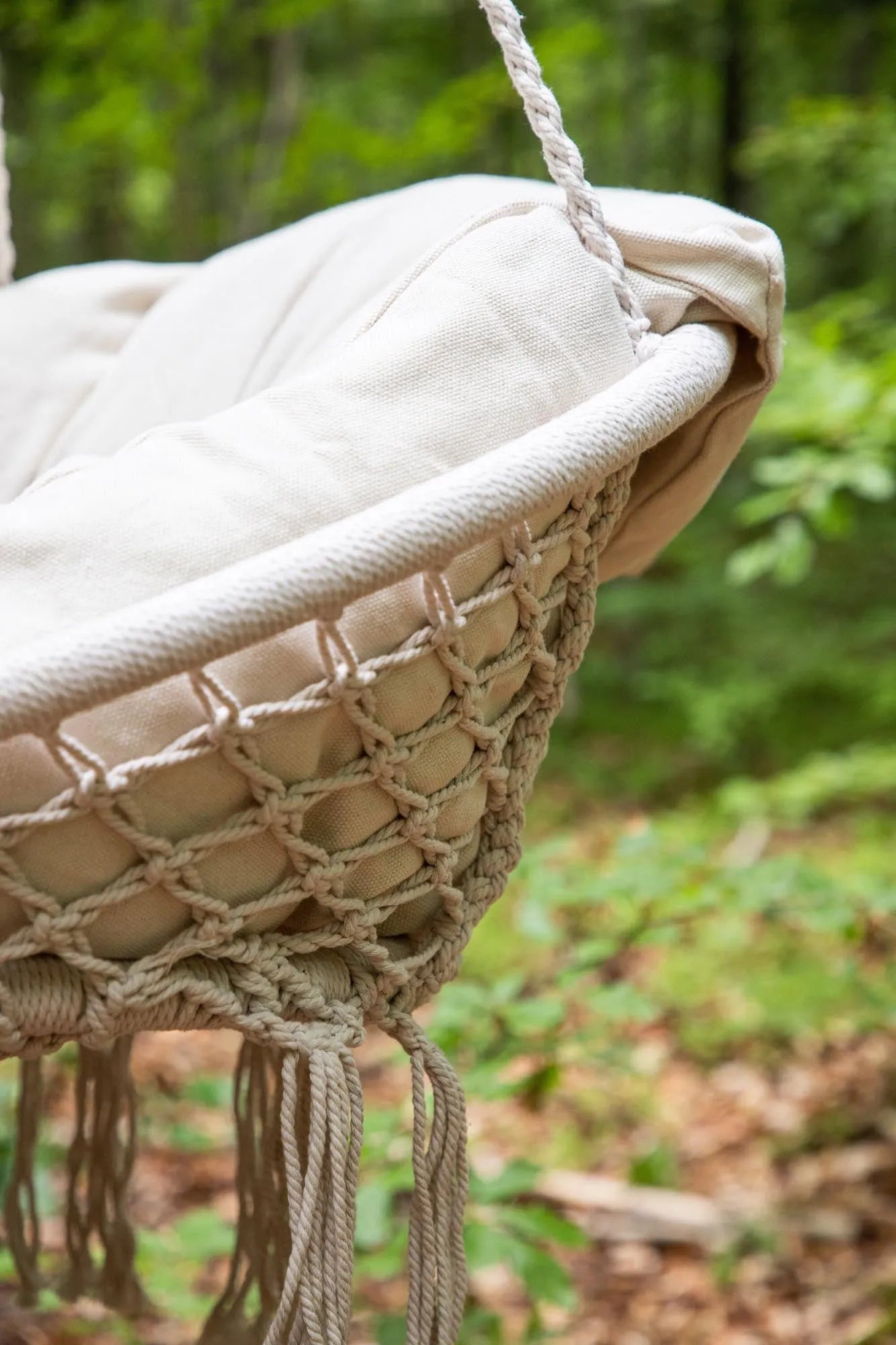 Elegante Hollywoodschaukel für drei, wetterfest und UV-beständig, ideal für Garten und Terrasse.