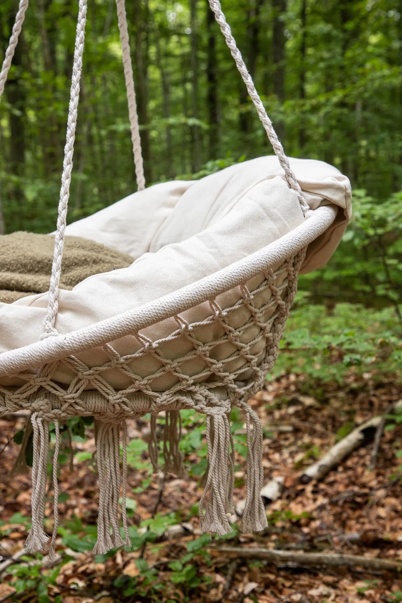 Elegante Hollywoodschaukel für drei, wetterfest und UV-beständig, ideal für Garten und Terrasse.