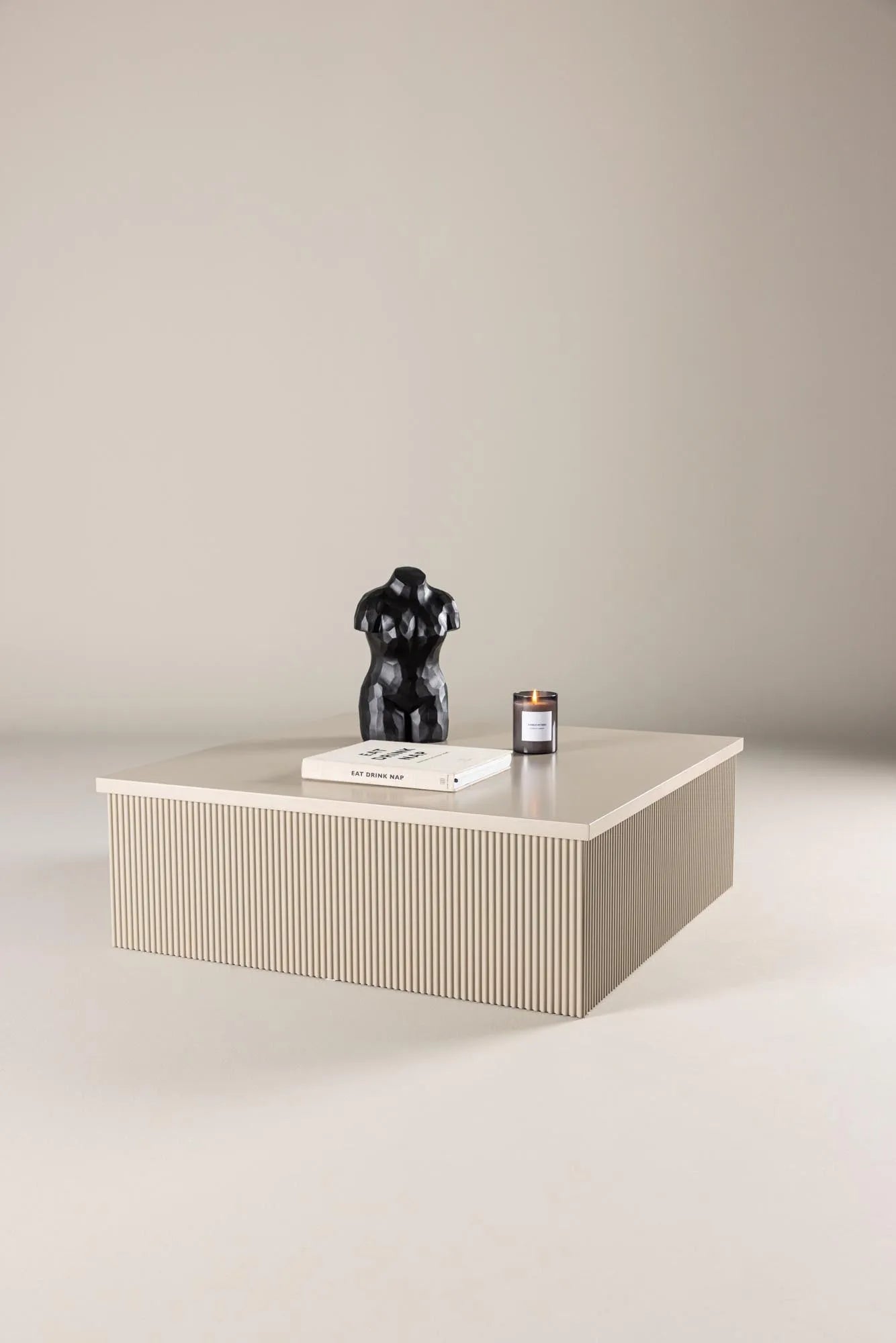 Eleganter Lenox Sofatisch von Venture Home für modernes Wohndesign.