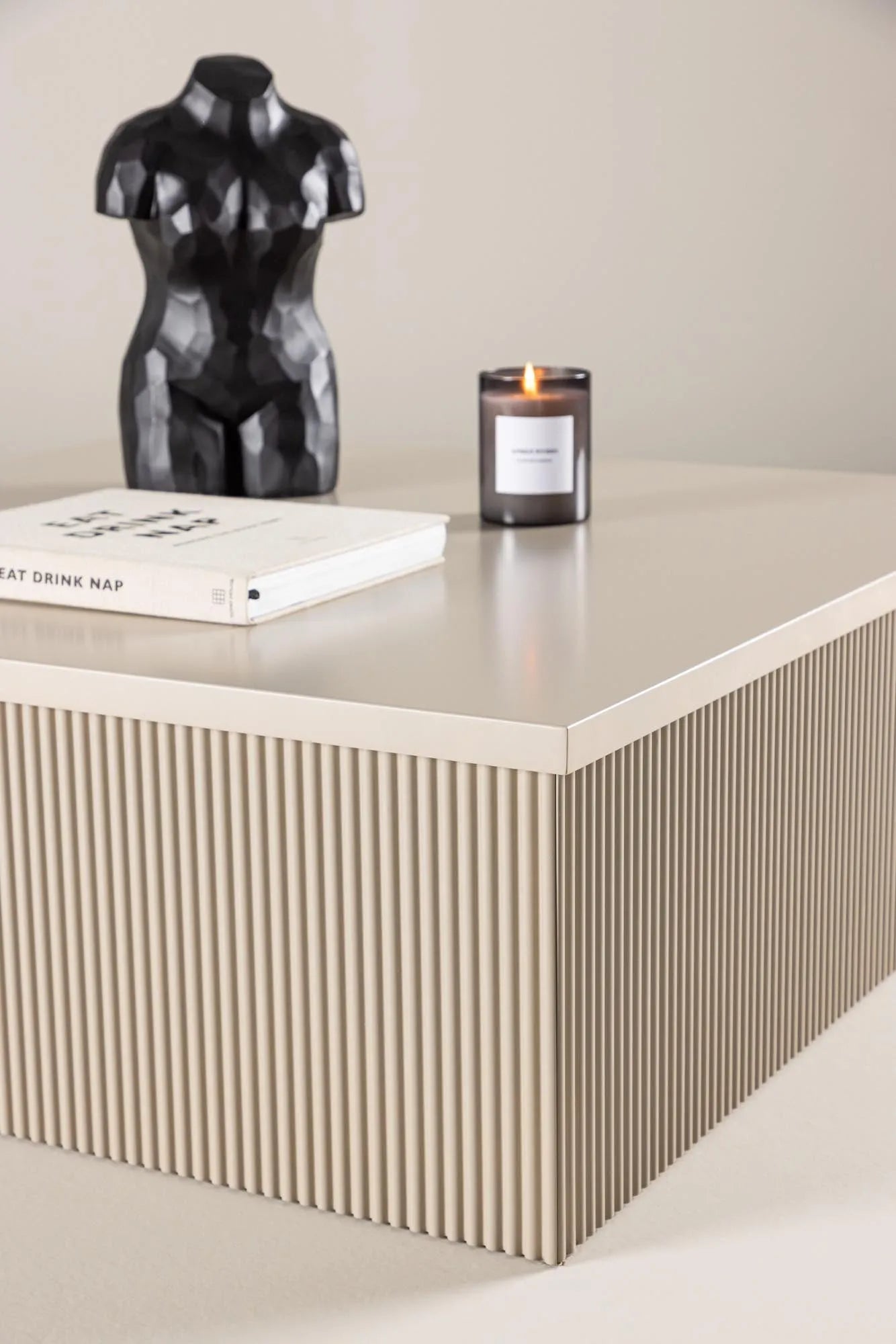 Lenox Sofatisch: Zeitloses Design für stilvolle Wohnräume.