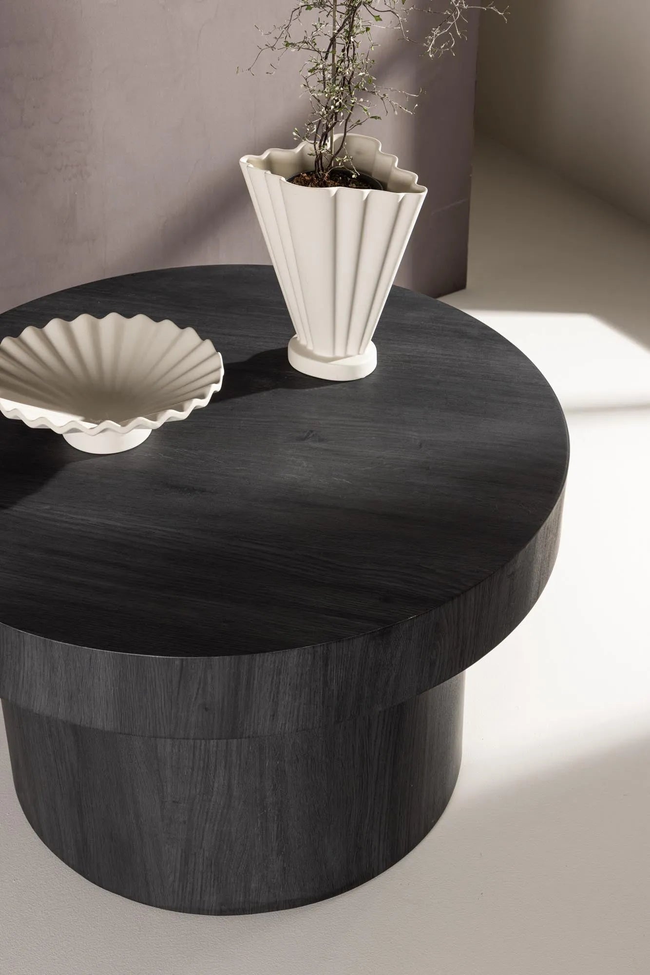 Eleganter Sofatisch Malung von Venture Home in strahlendem Weiß.