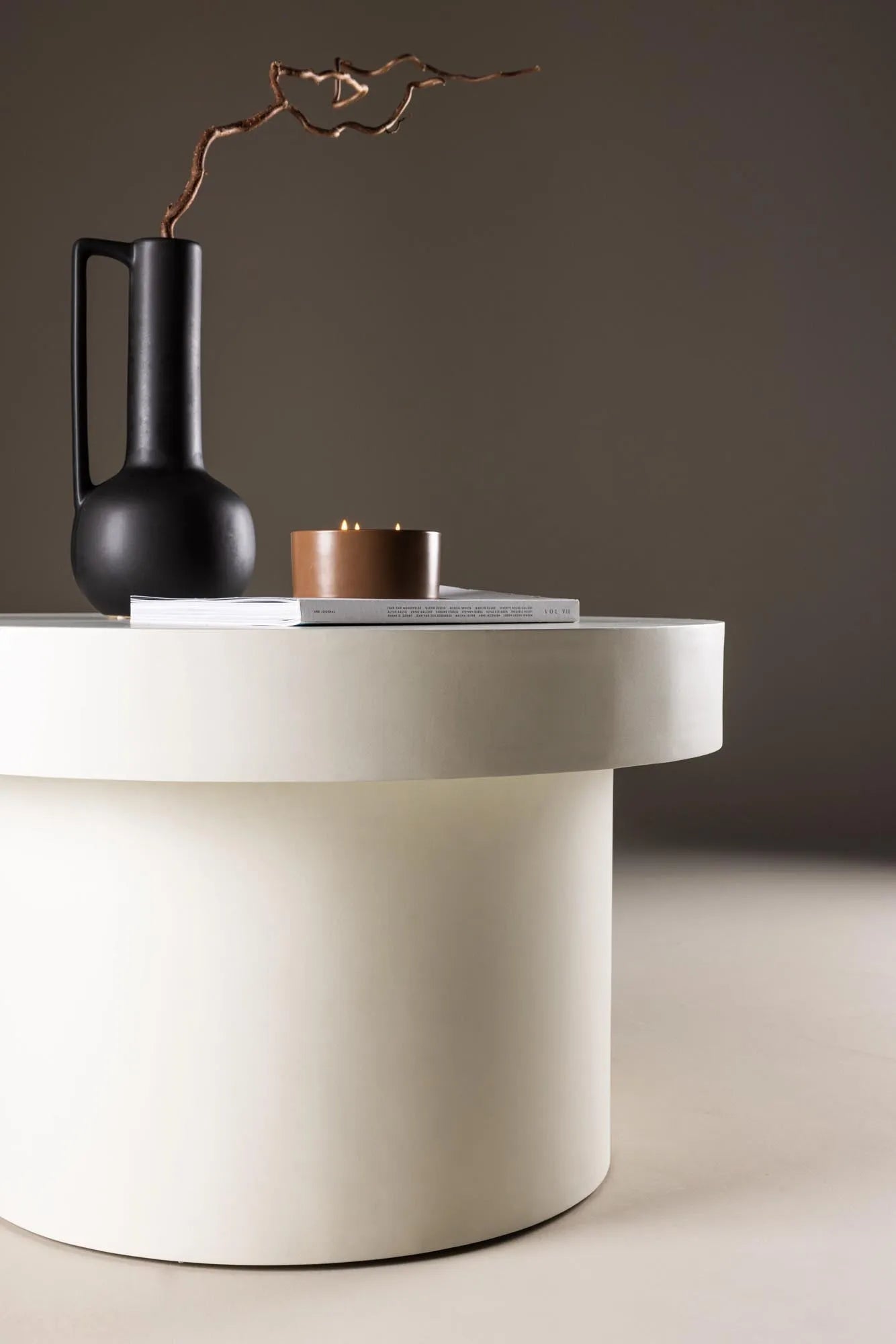 Eleganter Malung Sofatisch von Venture Home in klassischem Weiß.